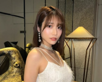 河北彩伽為了唱〈FIRST LOVE〉勤練歌喉。（翻攝自IG）