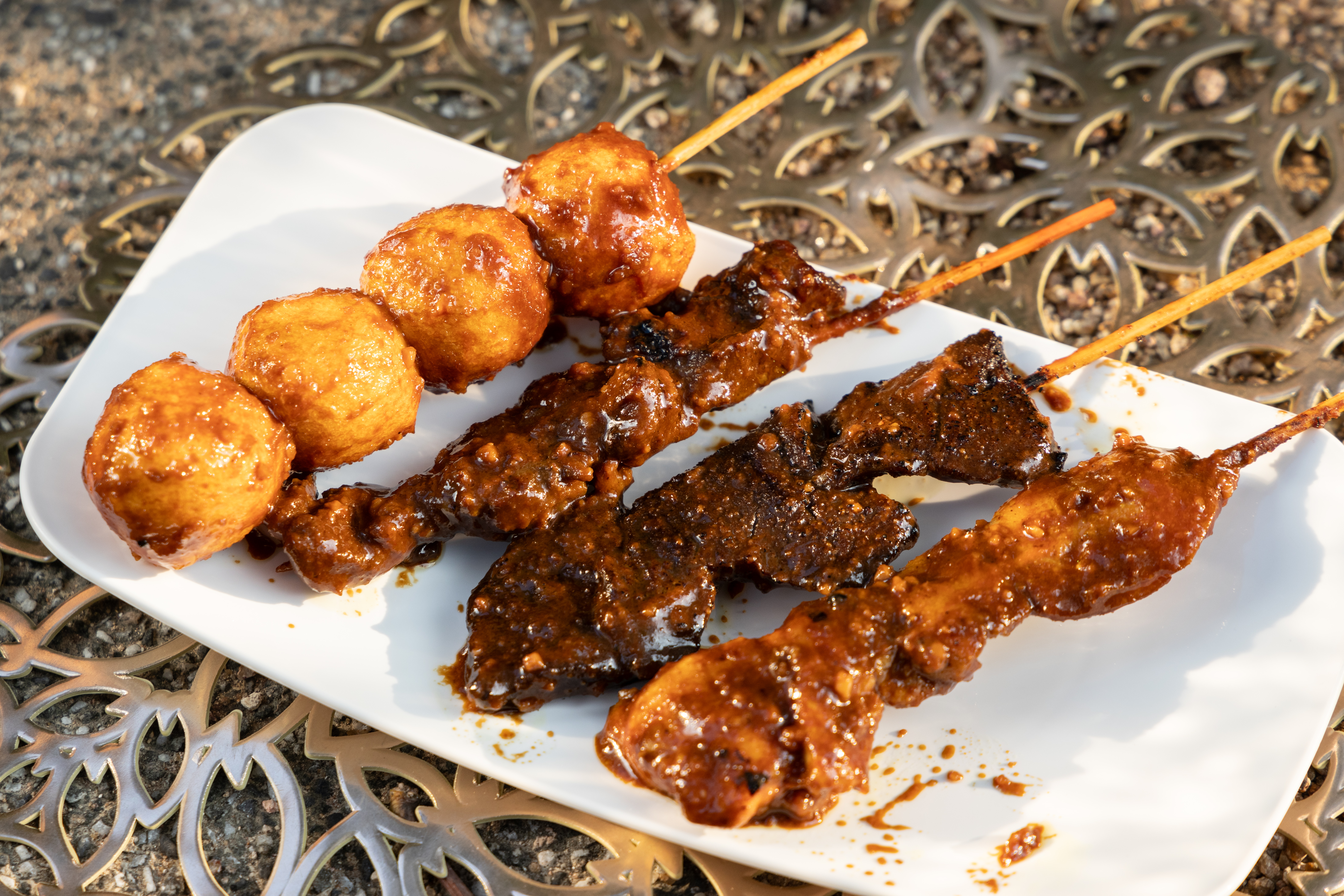 印尼華僑在香港賣起印尼燒烤，從小攤車開到店鋪，在筲箕灣飄香30多年。（港幣24元／份）