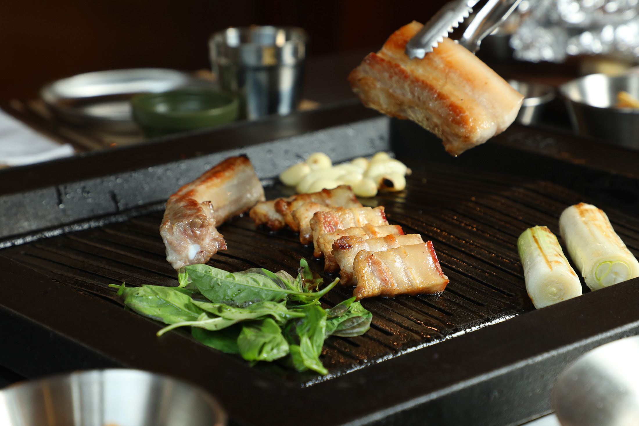 「帶皮帶骨五花肉」多了骨邊肉的焦香與油脂的甜潤，也是金豬的招牌。（1,900元／雙人套餐菜色）