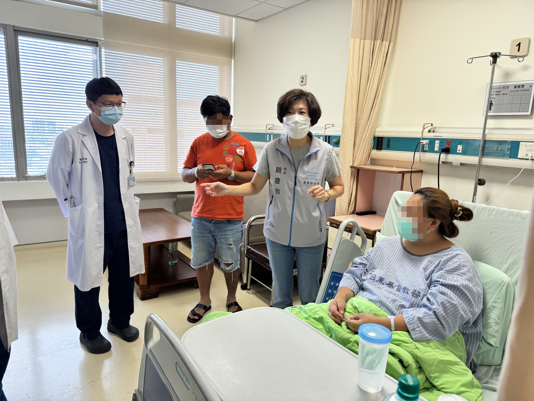 台東縣長饒慶鈴探視食物中毒的患者，並呼籲外界靜待檢警調查結果。（翻攝自饒慶鈴臉書）