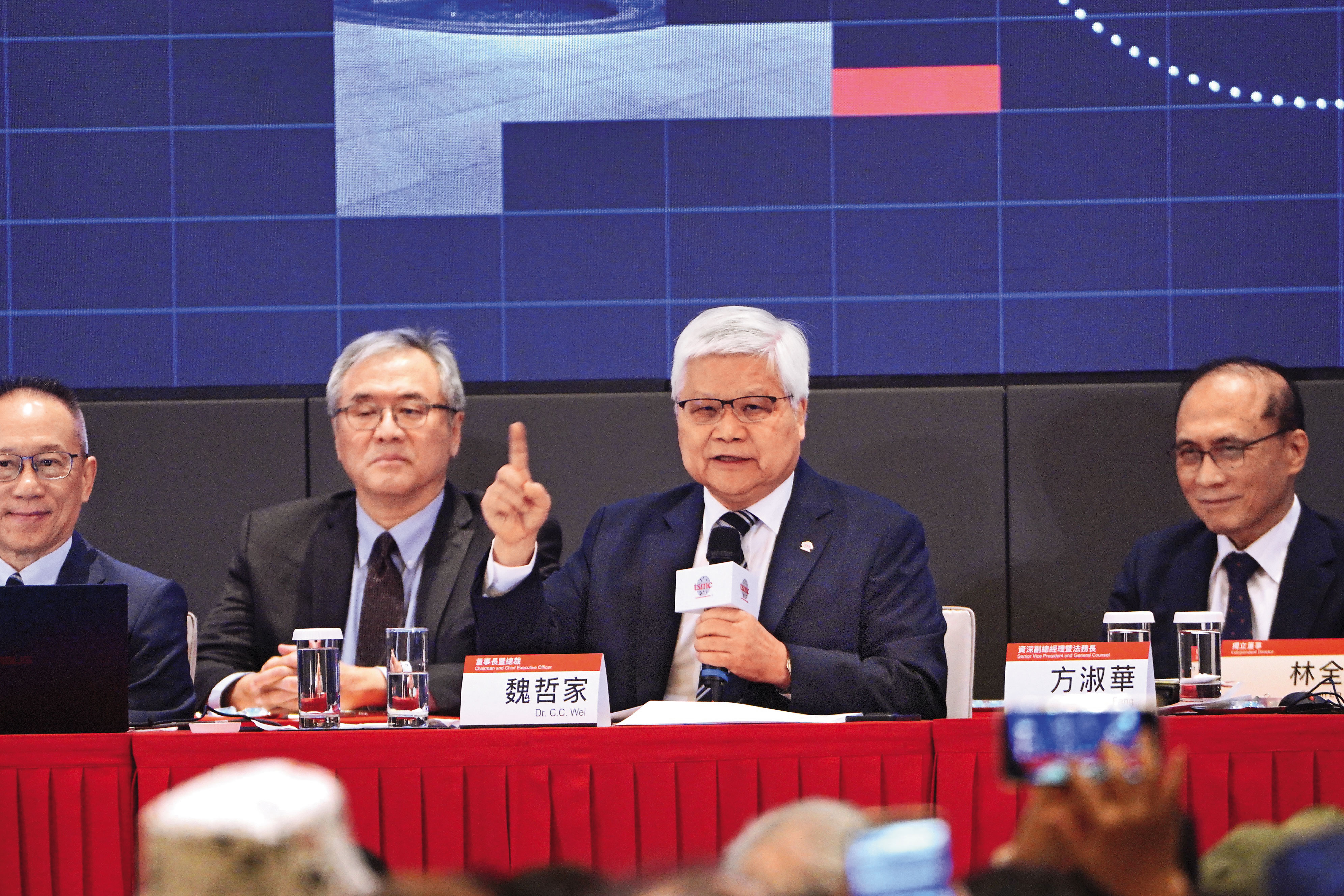 隨著台積電站上全球核心位置,隱身在後的供應鏈也被重新定價。(圖中為台積電董事長魏哲家)