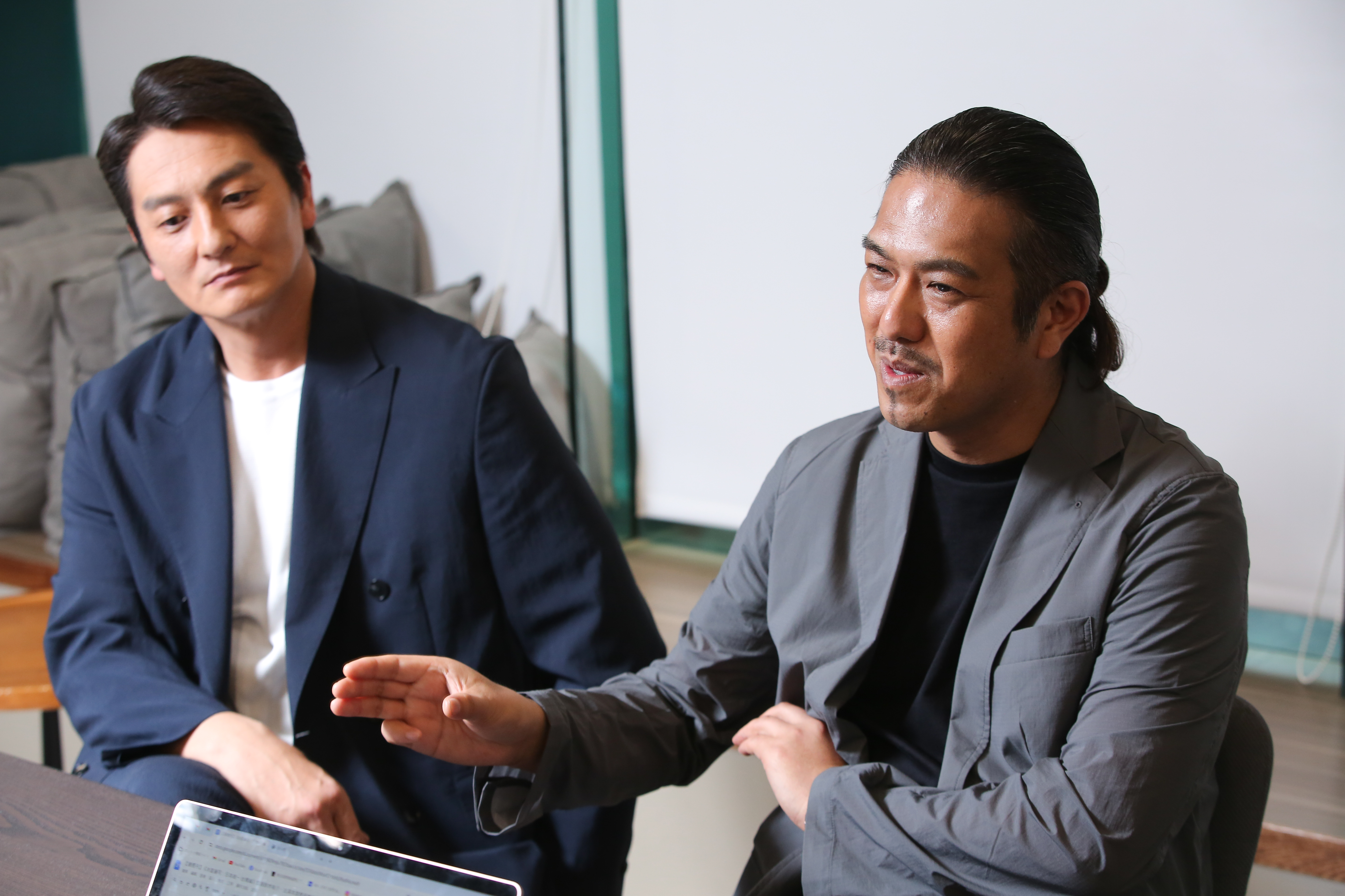 製作人鈴木祐介（右）認為異業合作有助《日本統一》擴大觀眾群。