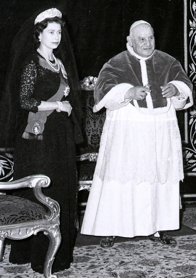 伊麗莎白二世女王1961年首次造訪梵蒂岡，會見時任教宗若望二十三世，穿著黑衣黑紗，成為王室經典造型之一。（翻攝X@FrenchAnglican）