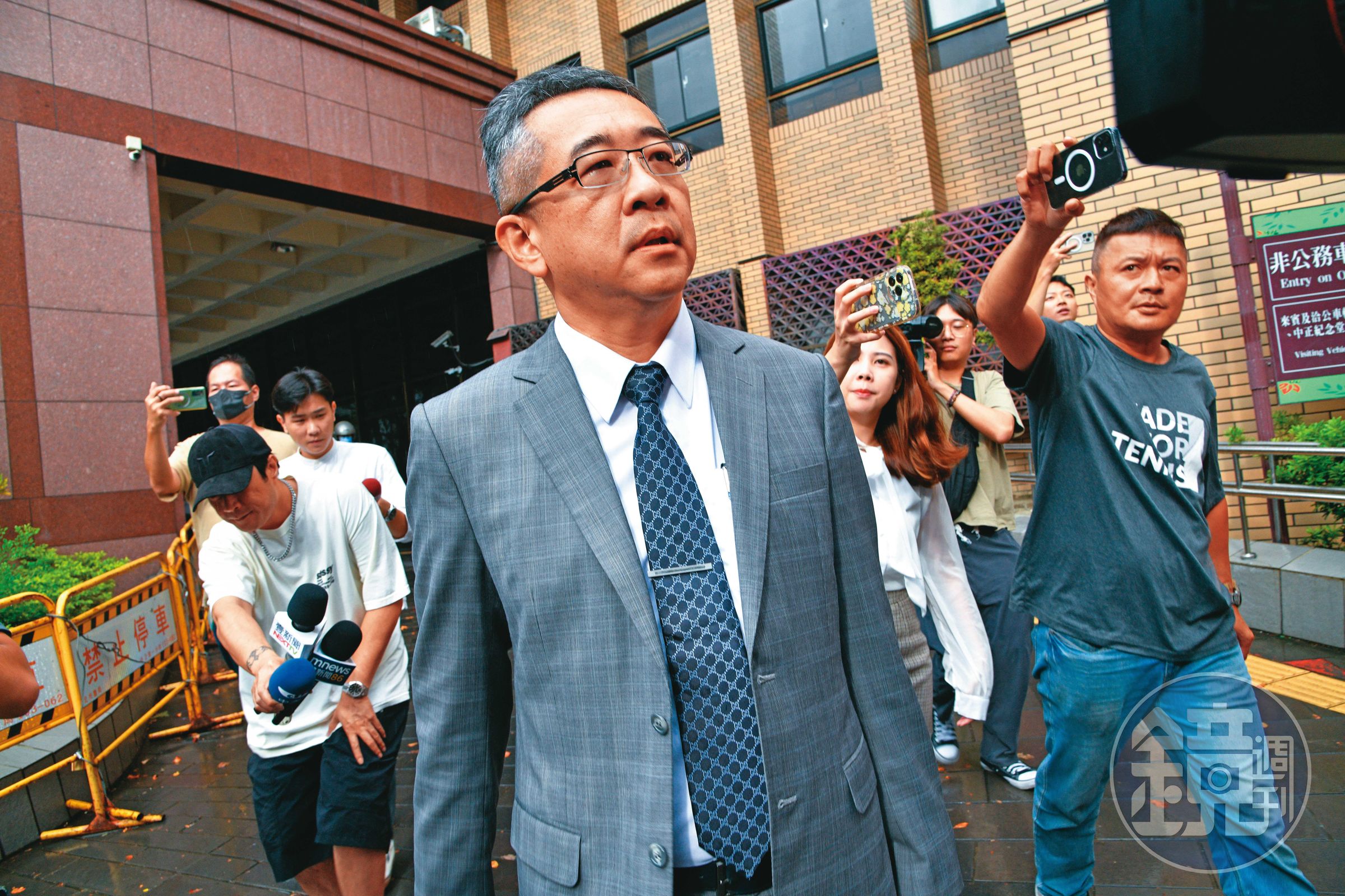 柯文哲9月遭收押後，開庭時，在律師鄭深元等人面前表示要辭黨主席。
