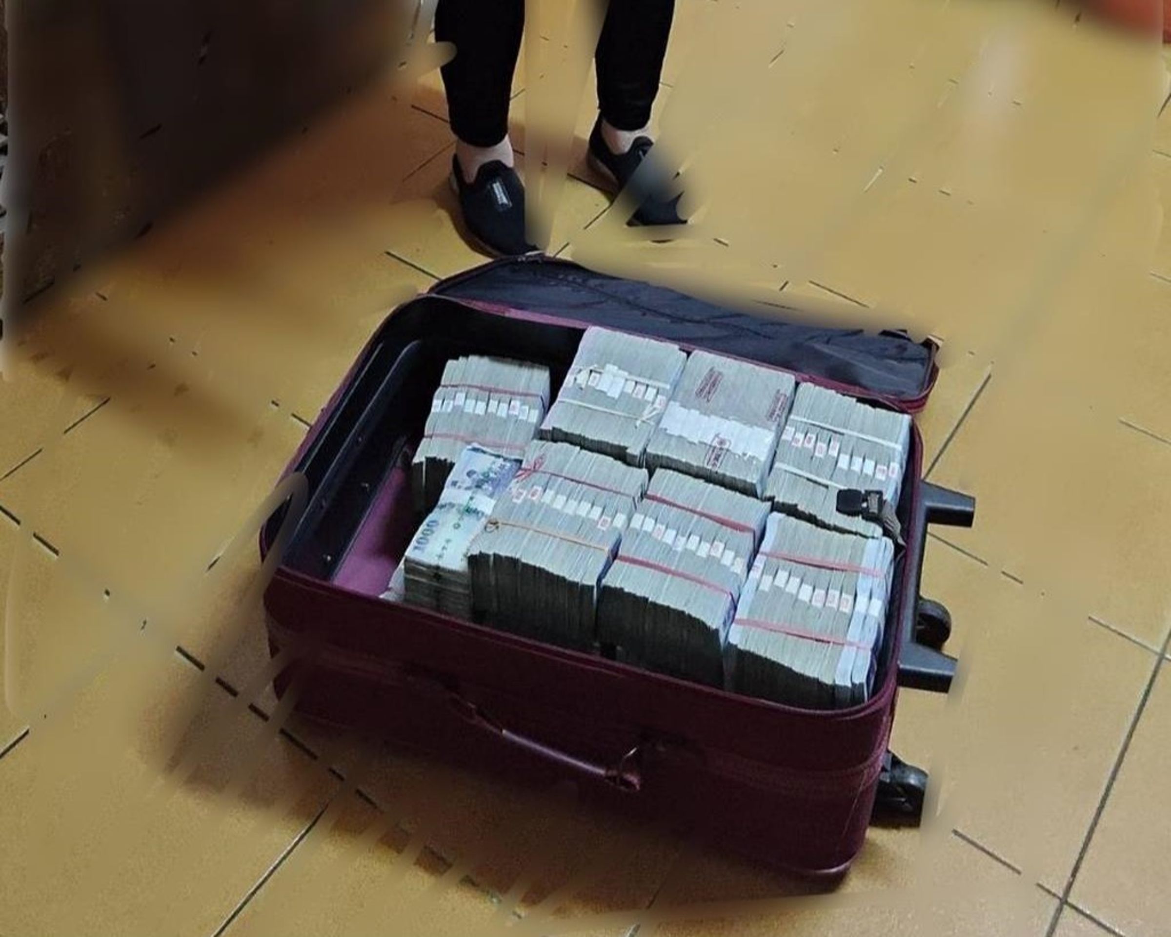 台中一名醫師拖著裝滿現金的行李箱要與詐團面交,所幸警察及時阻止。(翻攝畫面)
