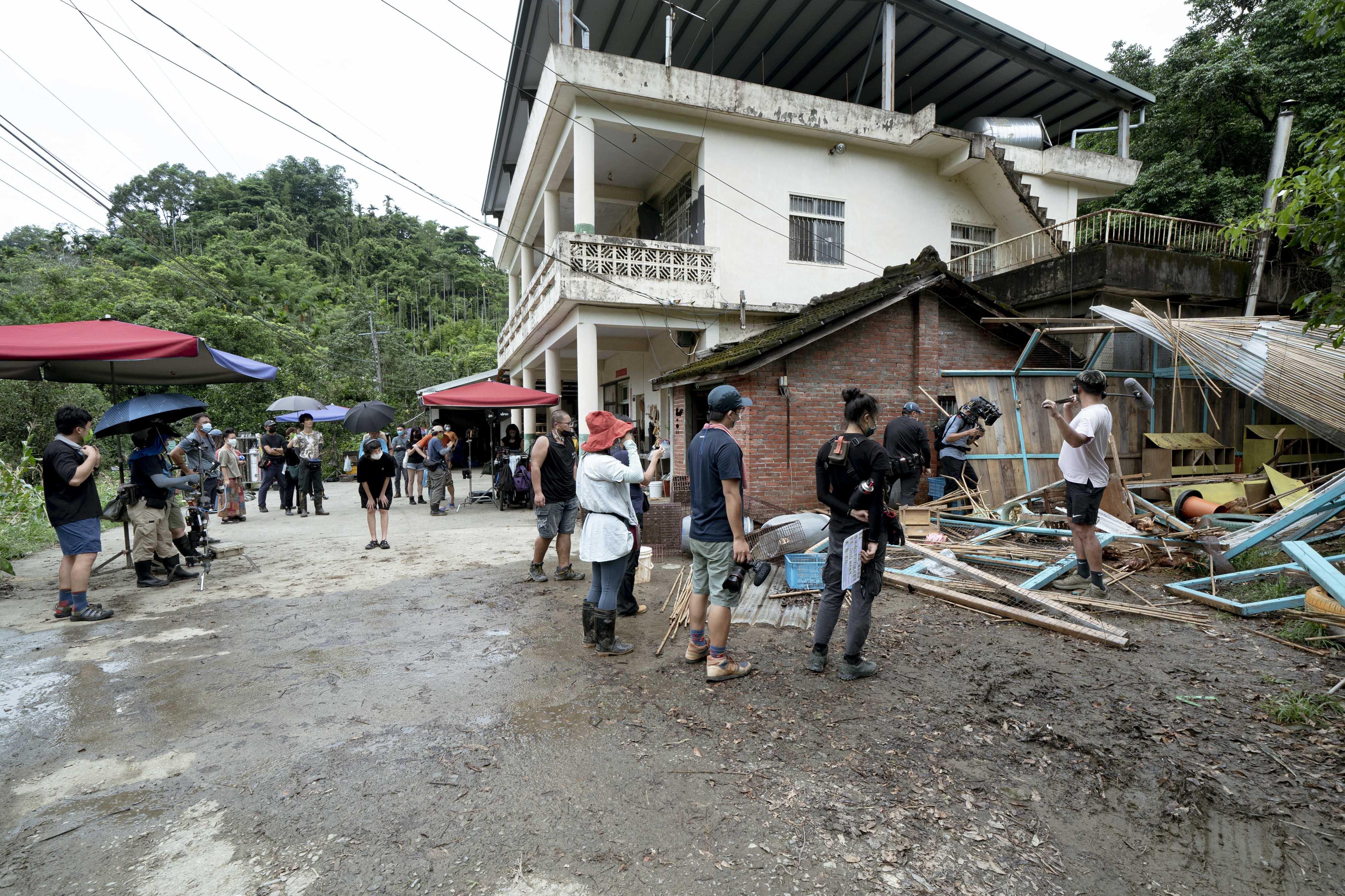 位於山區的獨棟房舍主景腹地寬廣,可以搭建雞舍養雞、種玉米。(伯樂影業提供)