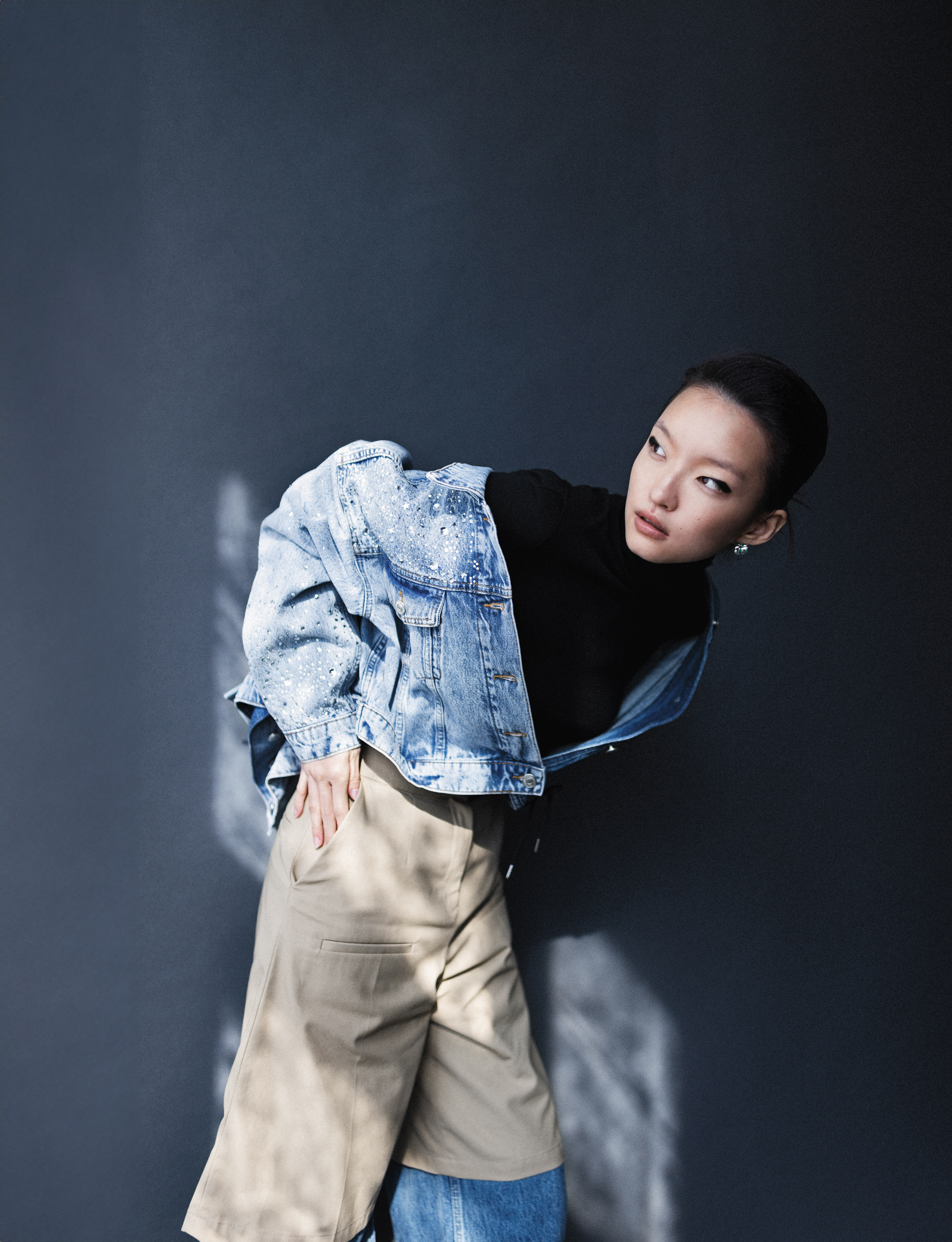 丹寧外套 NT$12,590 by maje；黑色高領上衣 價格店洽 by Chloé；卡其短褲 價格店洽 by LOEWE；丹寧長褲 NT$1,790 by ZARA；銀色耳環 NT$23,000 by LOEWE。