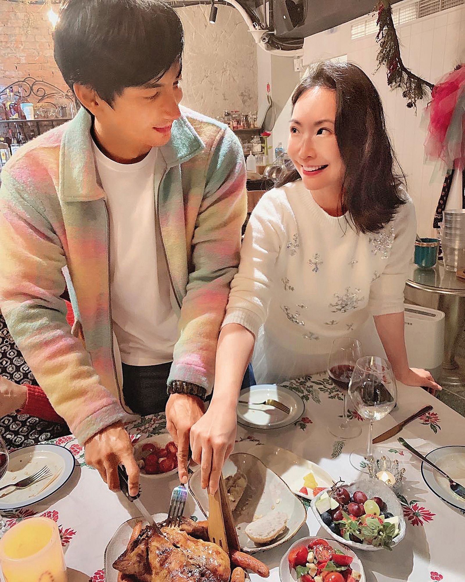 婚後王俐人（右）與老公林琮軒（左）一起經營私廚，餐廳已於去年租約到期、結束營業。（翻攝自王俐人臉書）