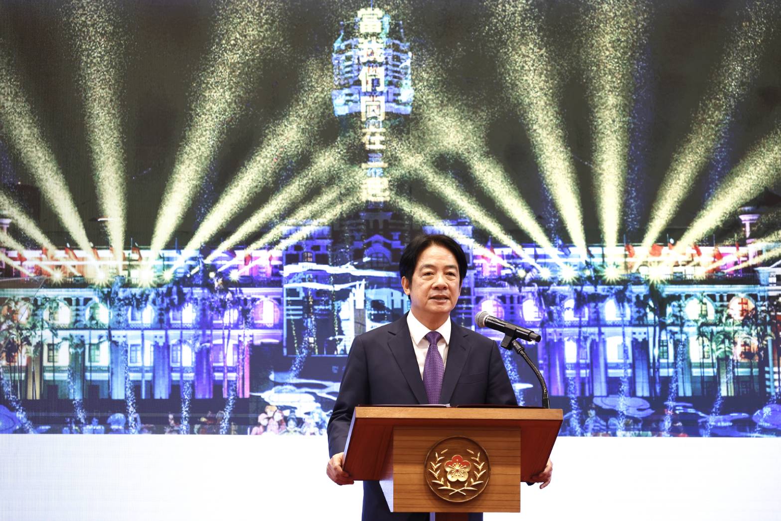 賴清德表示，不論台灣受到任何的威脅和挑戰，民主，都是台灣唯一的路，只有繼續走，絕不回頭。