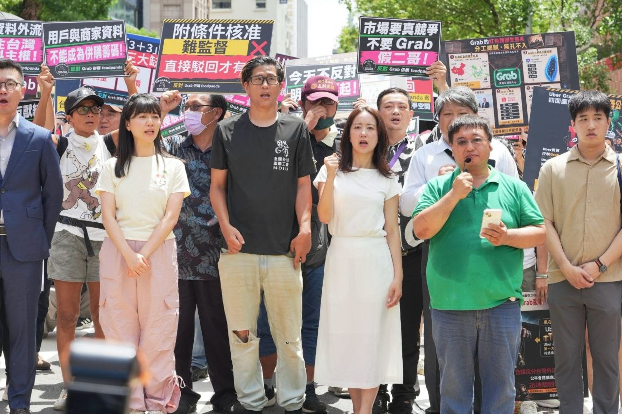 5大公民團體今赴公平會抗議，要求否准Grab收購Foodpanda台灣業務。（全國外送產業工會提供）