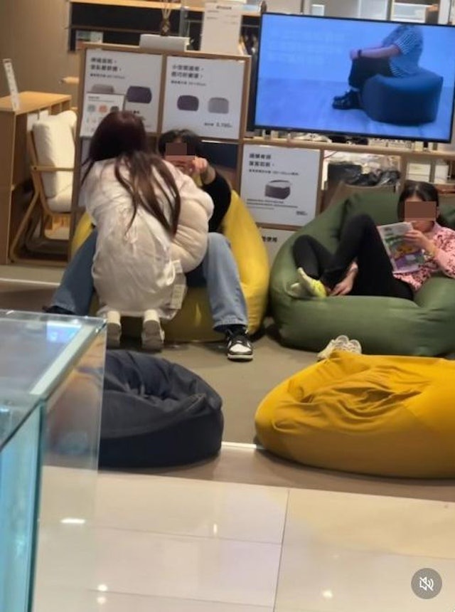男生指向鏡頭露出尷尬微笑，女生則停下動作。（翻自《香港01》）