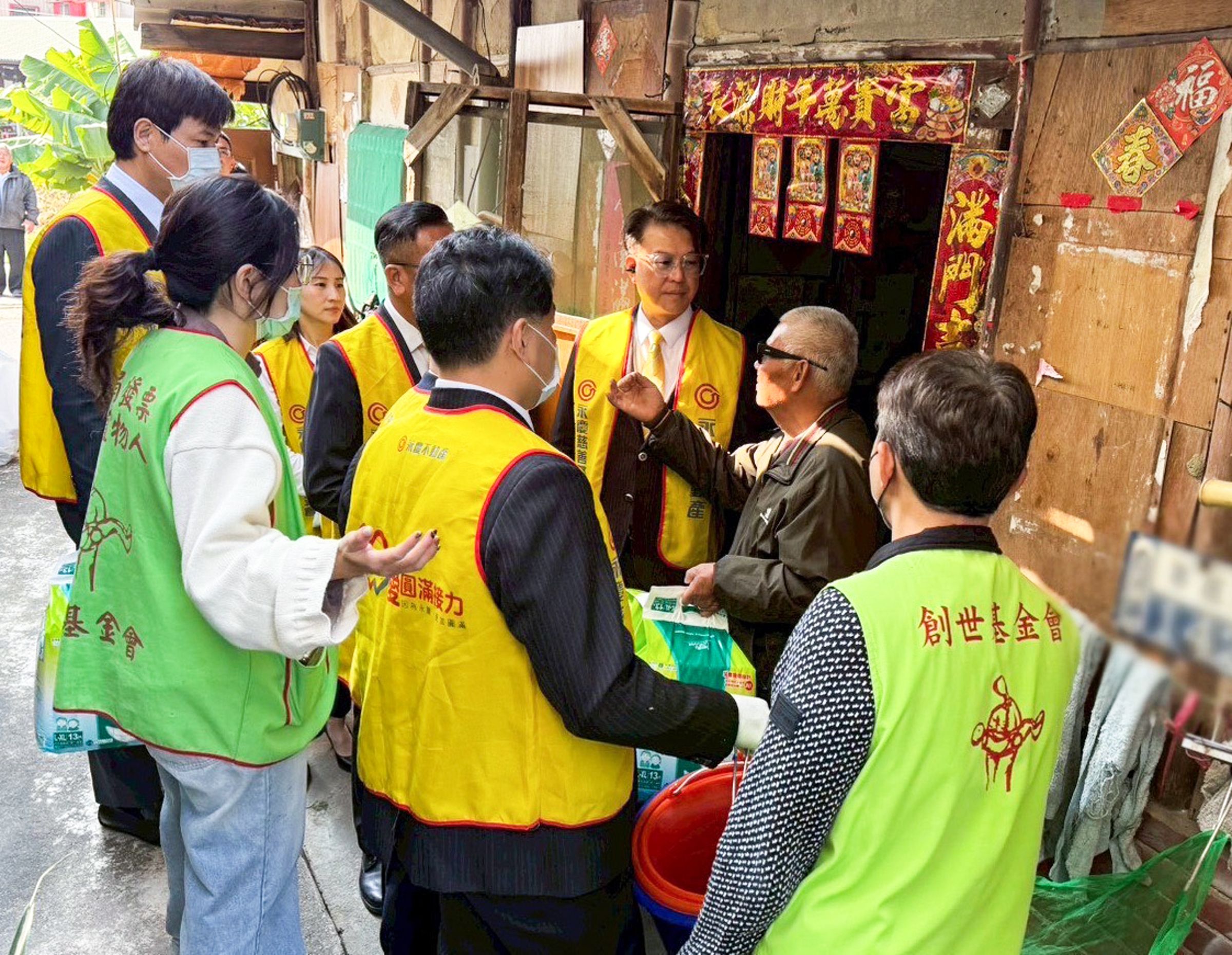 房仲加盟四品牌台南區經管會幹部們與創世基金會志工一同探訪植物人家庭,送上愛心年禮與紅包(圖片由永慶房產集團提供)