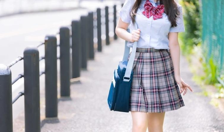 一名女網友透露高中好友曾在校車上與男友公然發生性關係，引起同學圍觀、笑鬧。（示意圖，Pakutaso）