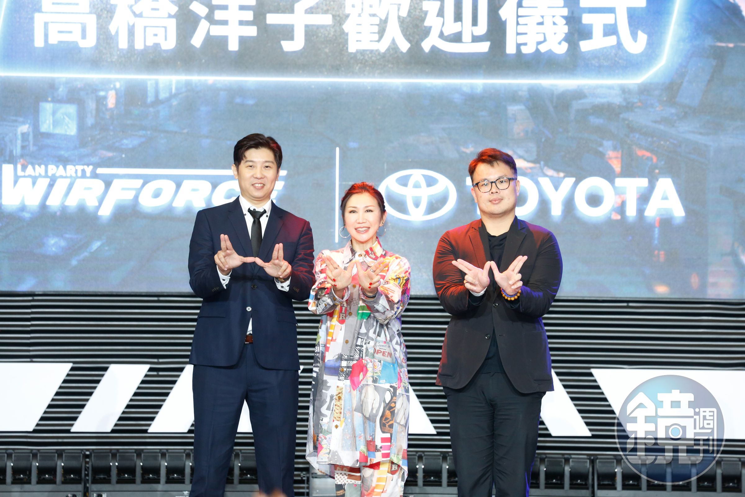 高橋洋子比出雙W手勢稱讚手勢設計極富意義。