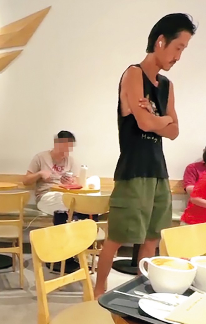 唐治平在咖啡店走來走去，不時站在別人桌旁發怔。（讀者提供）