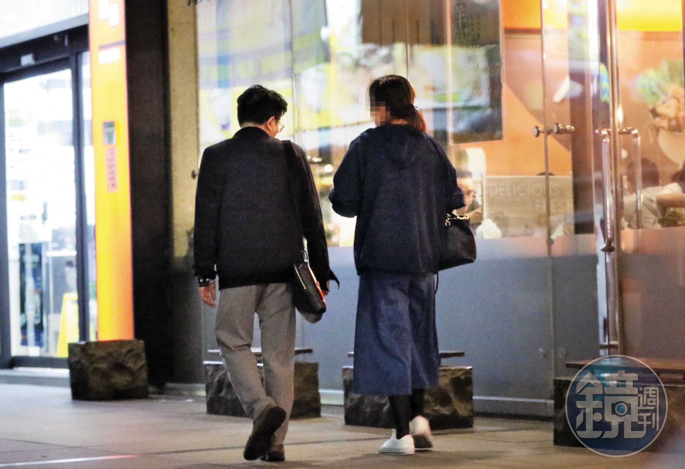 19：58，江坤俊時常工作完沒直接回家，跟同事去吃吃喝喝。