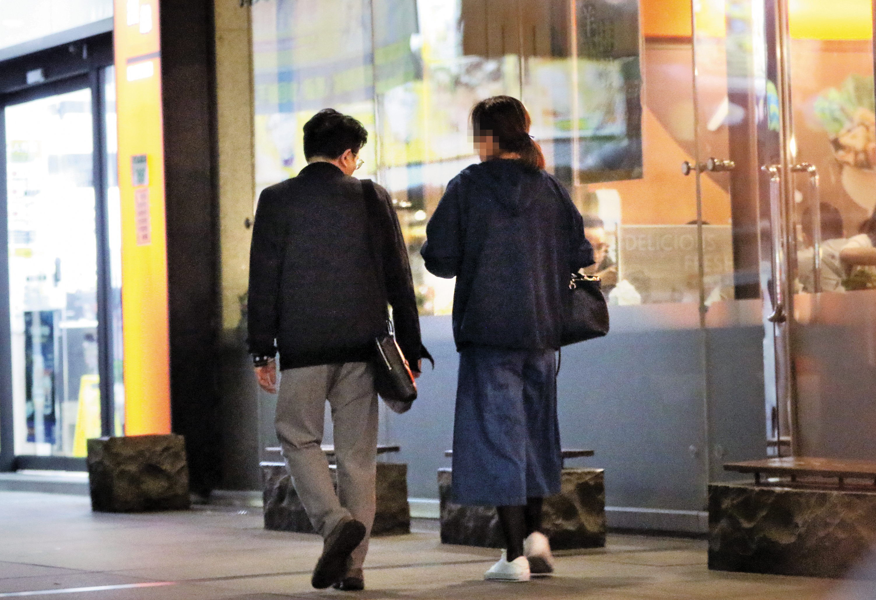 6月25日19：58，江坤俊時常工作完沒直接回家，跟同事去吃吃喝喝。