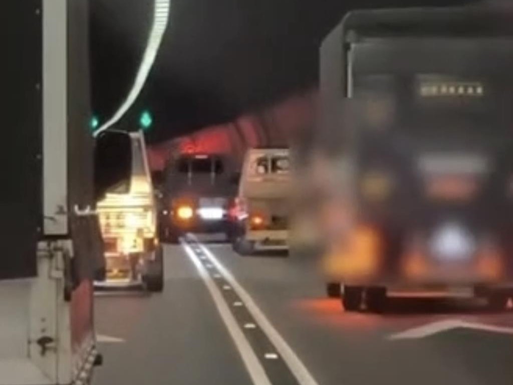 多輛小貨車在雪山隧道塞車時變換車道，誇張行徑遭民眾PO網。（翻攝臉書社團「宜蘭知識+」）