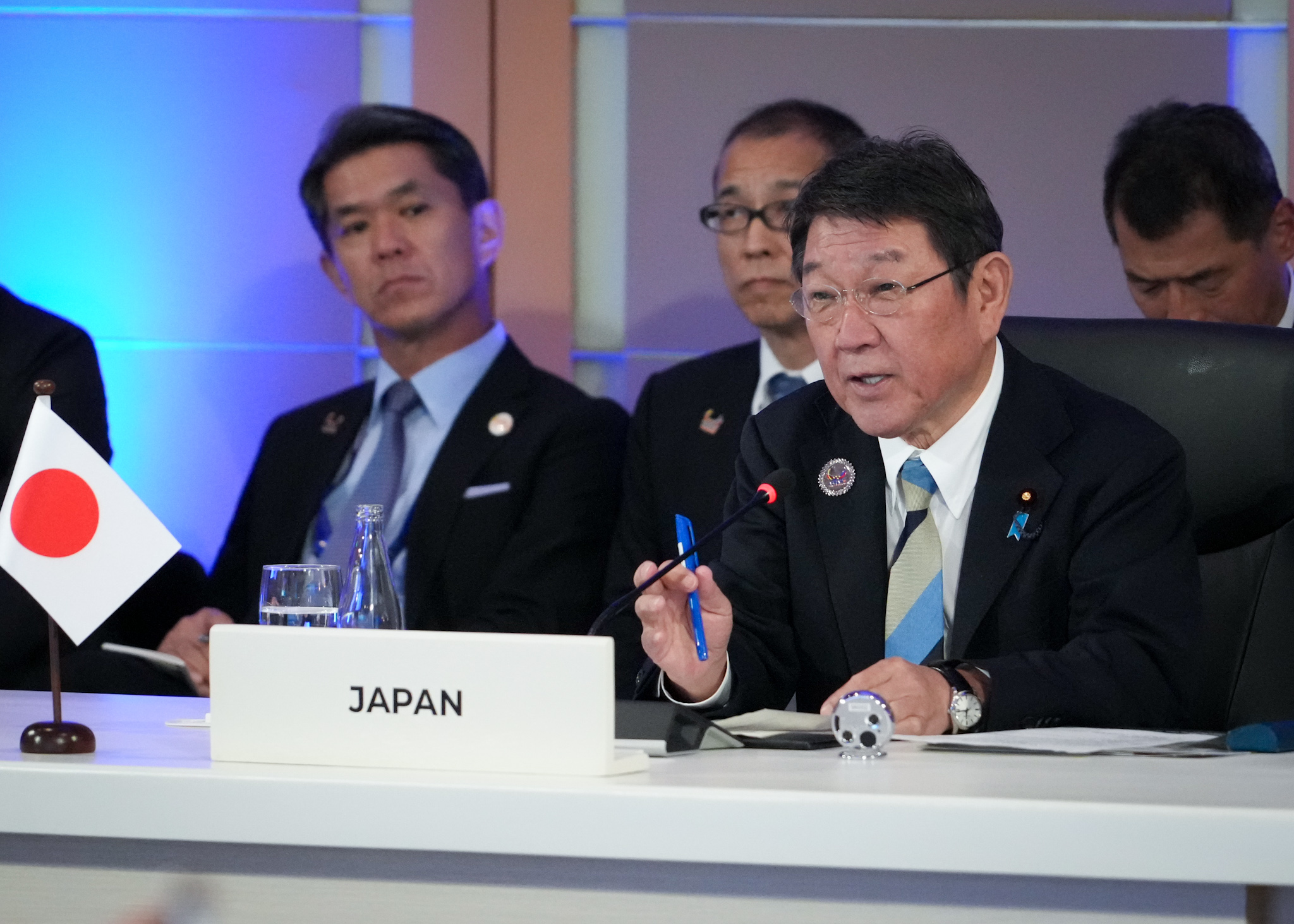 茂木敏充出席東協外長會議時透露，與中國外交部長王毅短暫交談，「日本與中國都肩負重要責任，因此持續展開對話極為重要。」（翻攝自X@MofaJapan_jp）
