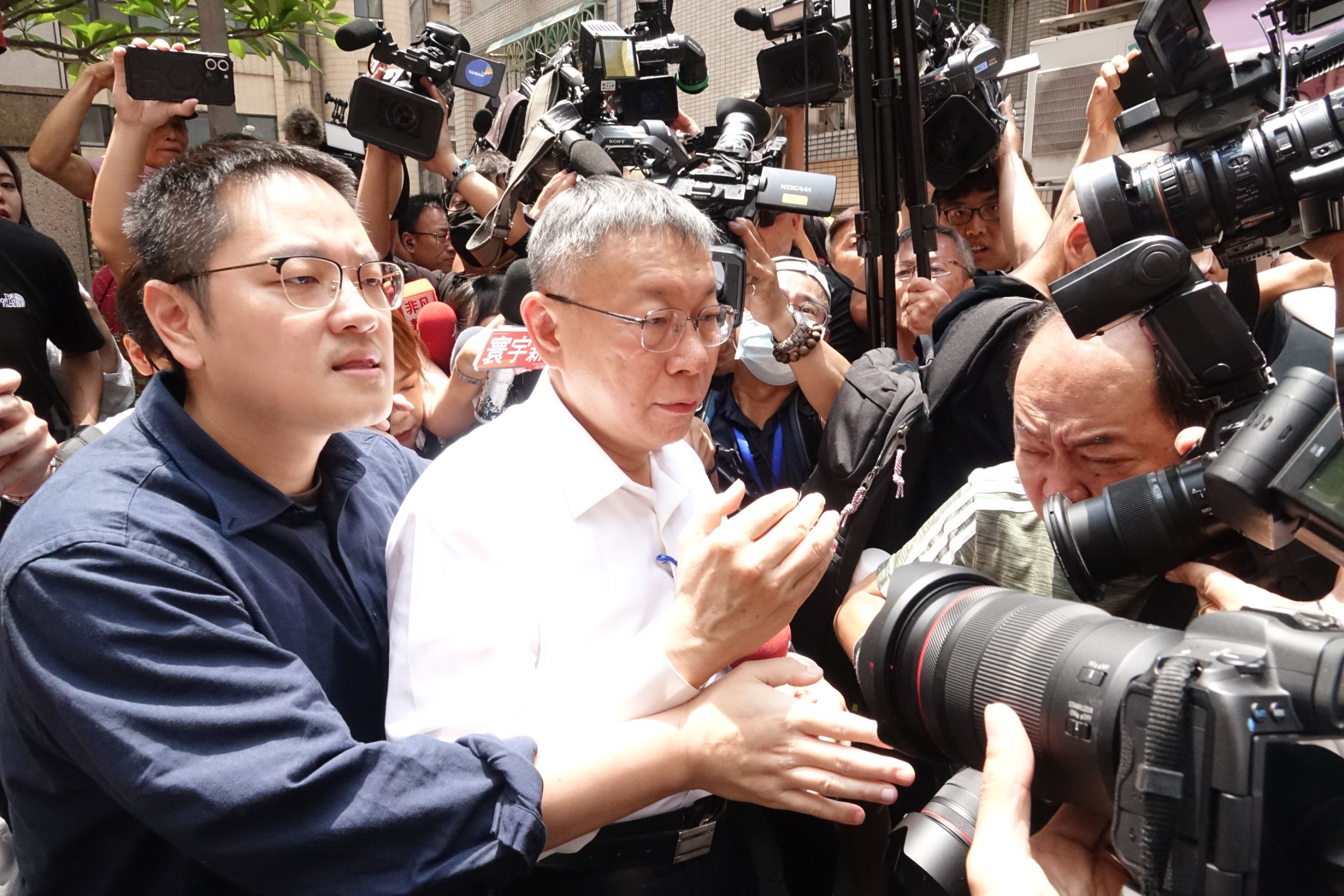 柯文哲走出住家，被帶回偵訊。