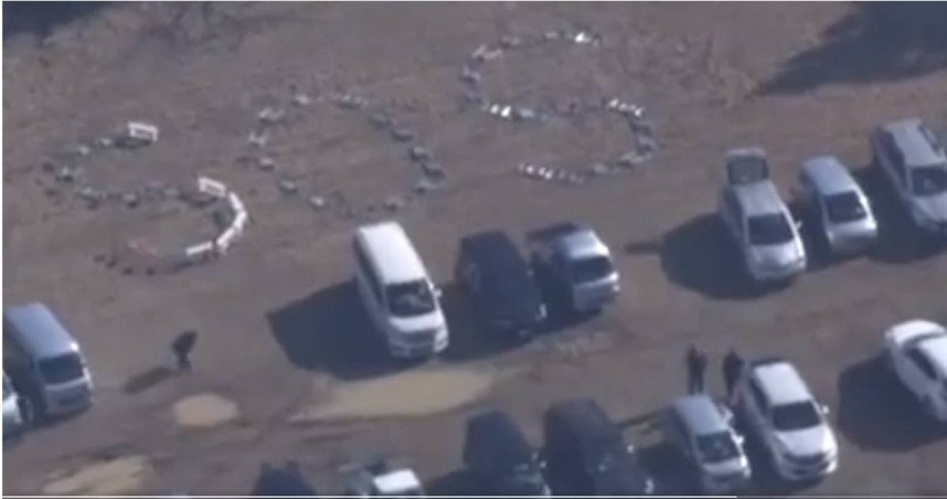 有空拍直升機拍到日本民眾求救的畫面曝光。（翻攝自X）