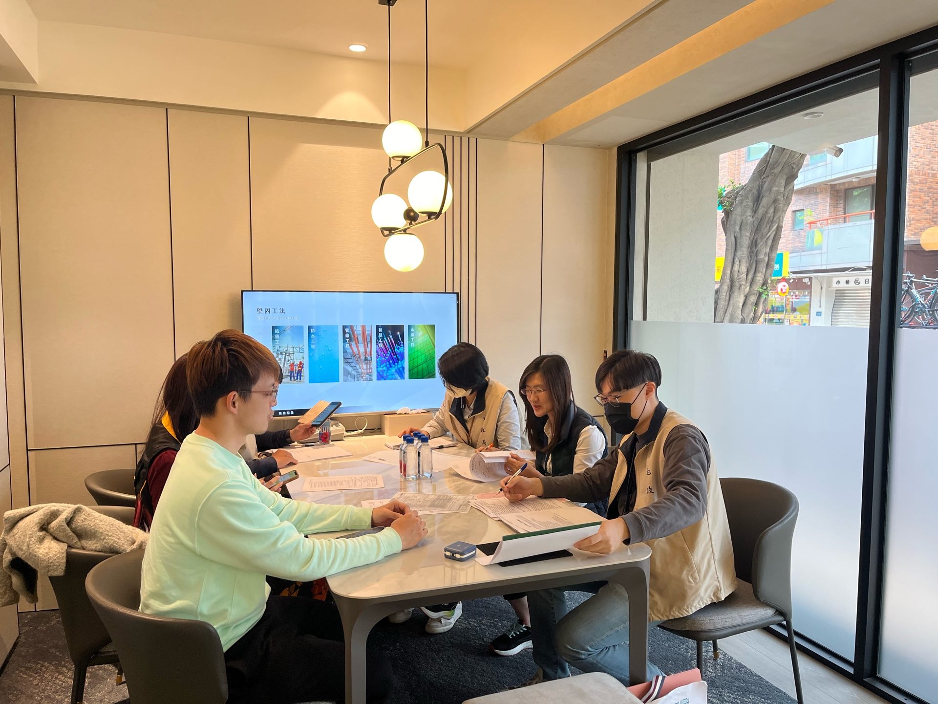北市府預售屋聯合稽查小組3月28日至4月1日至建案現場進行業務稽查。（北市地政局提供）