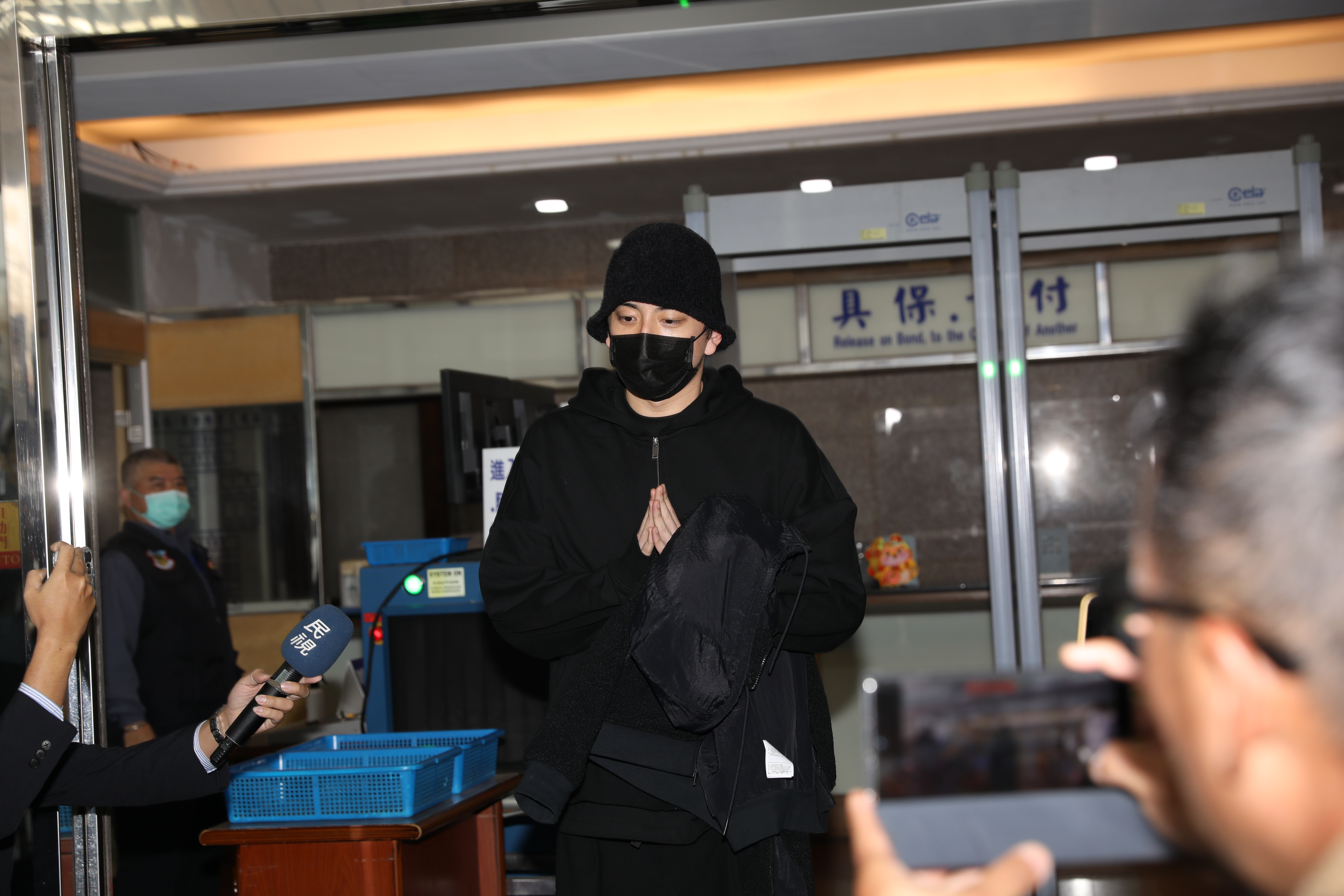 王大陸涉教唆人毆打UBER司機，凌晨以500萬元交保。