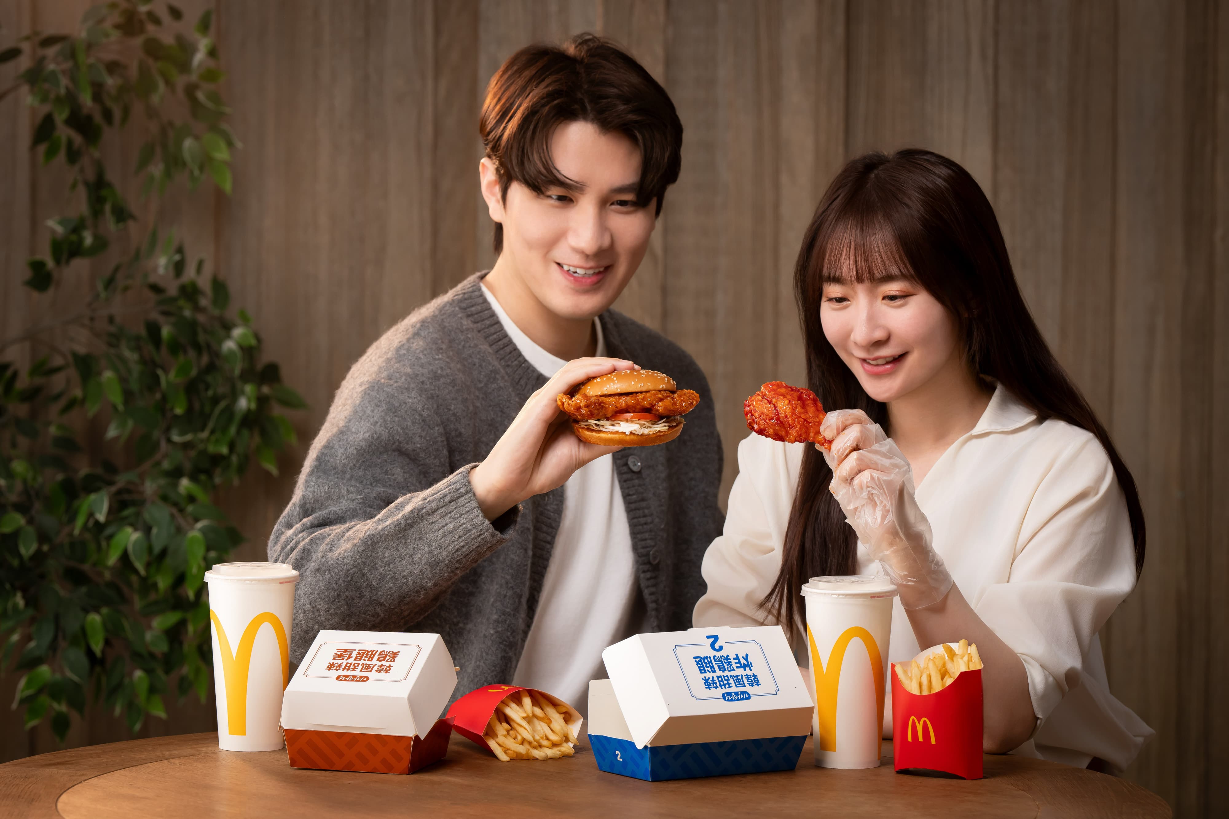 麥當勞4/23「韓風甜辣鷄腿堡」、「韓風甜辣炸鷄腿」限時登場 買韓風套餐抽可口可樂®獨家贈品、點歡樂送抽韓國雙人來回機票 麥脆鷄腿進駐「1+1星級點」、全新「金選咖啡系列」及「麥香鷄」全天供應