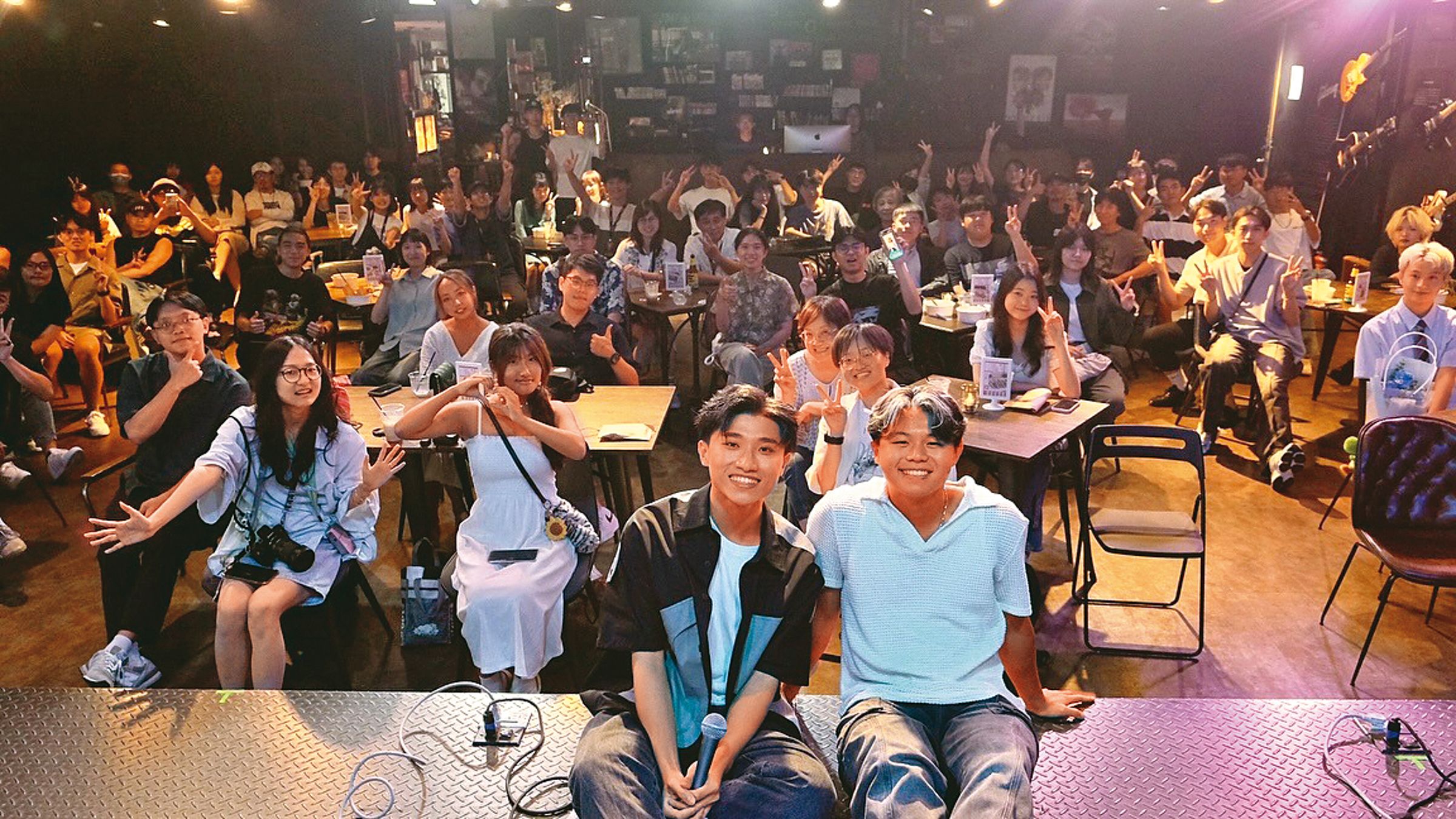 為了慶祝新單曲〈一直下〉榮登KKBOX排行榜第1名,陳宇祥(前排左)和粉絲們分享創作歷程。(翻攝自陳宇祥IG)