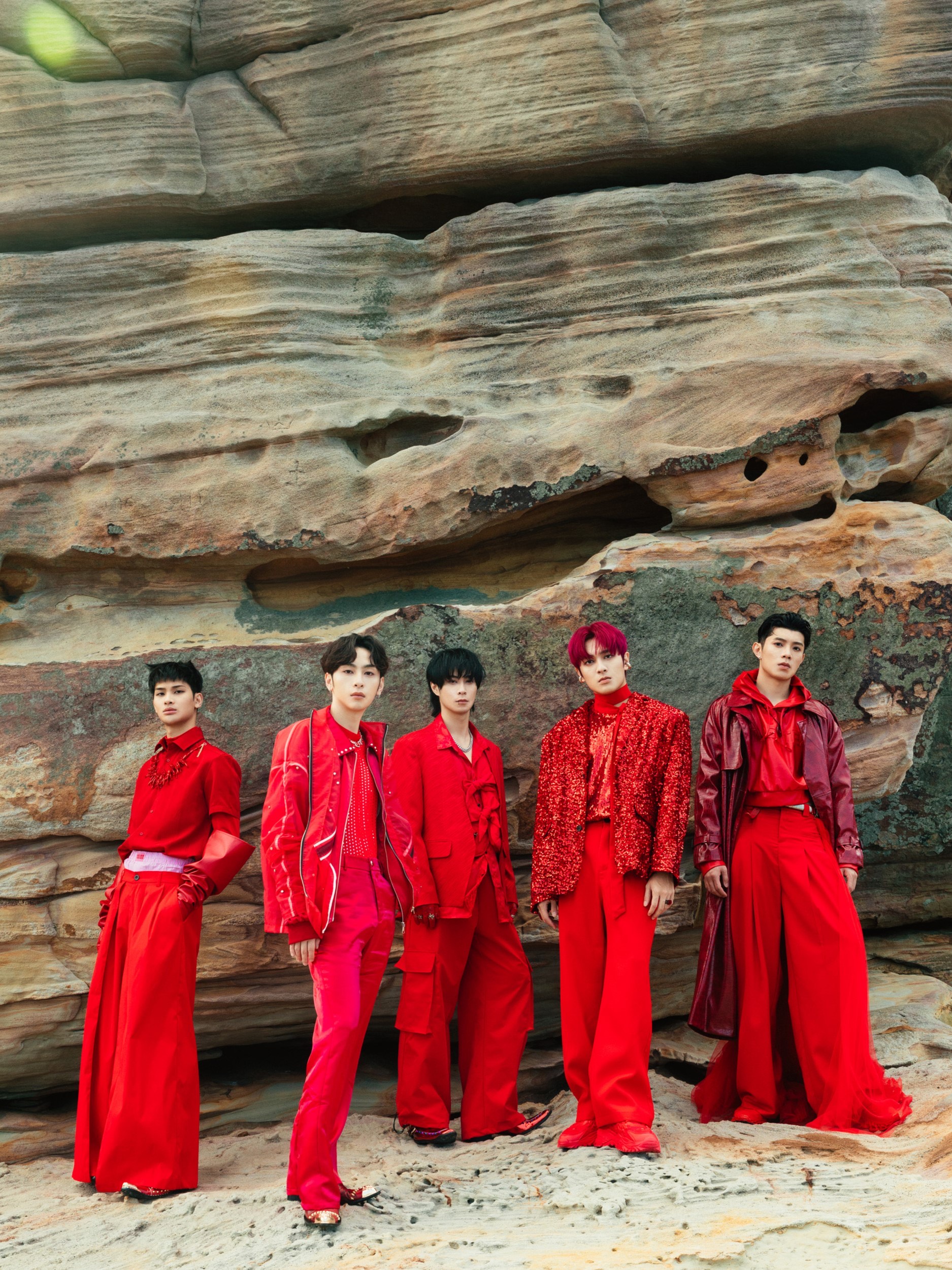 男團FEniX一致以「全紅色」作為團員們的服裝概念。（華納音樂提供）
