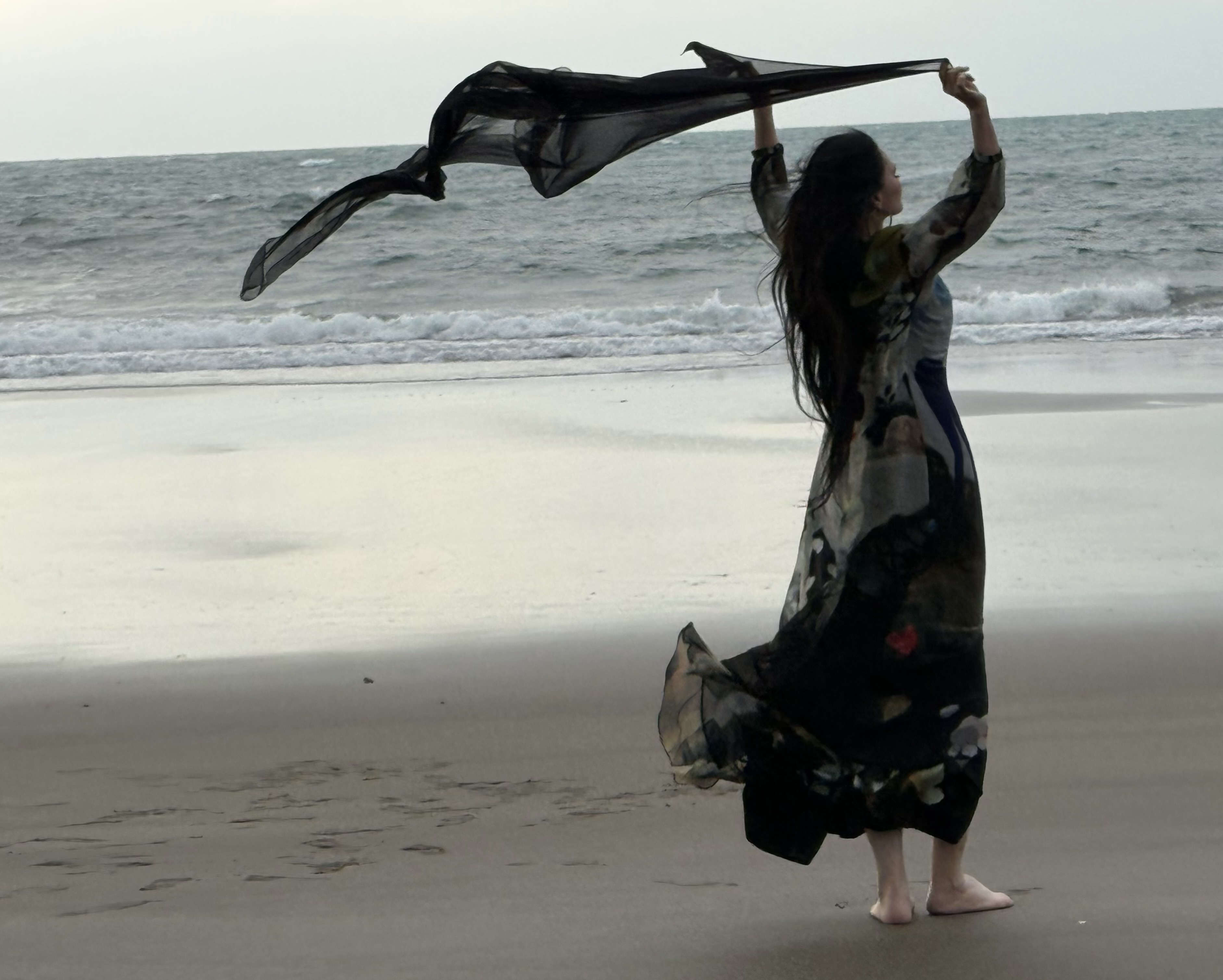 潘越雲身體不適，仍咬牙穿著單薄造型服在海邊拍MV。（雲璽工作室提供）