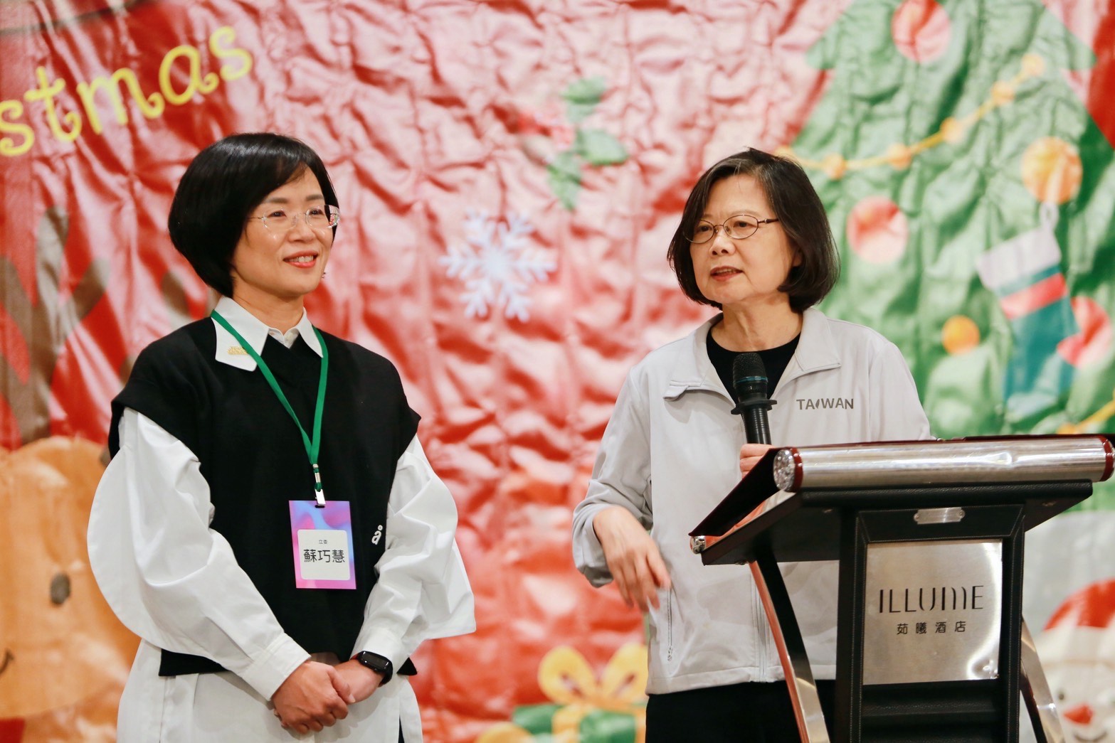 蔡英文昨（22日）在雙北小英之友會耶誕晚會推薦蘇巧慧。（讀者提供）