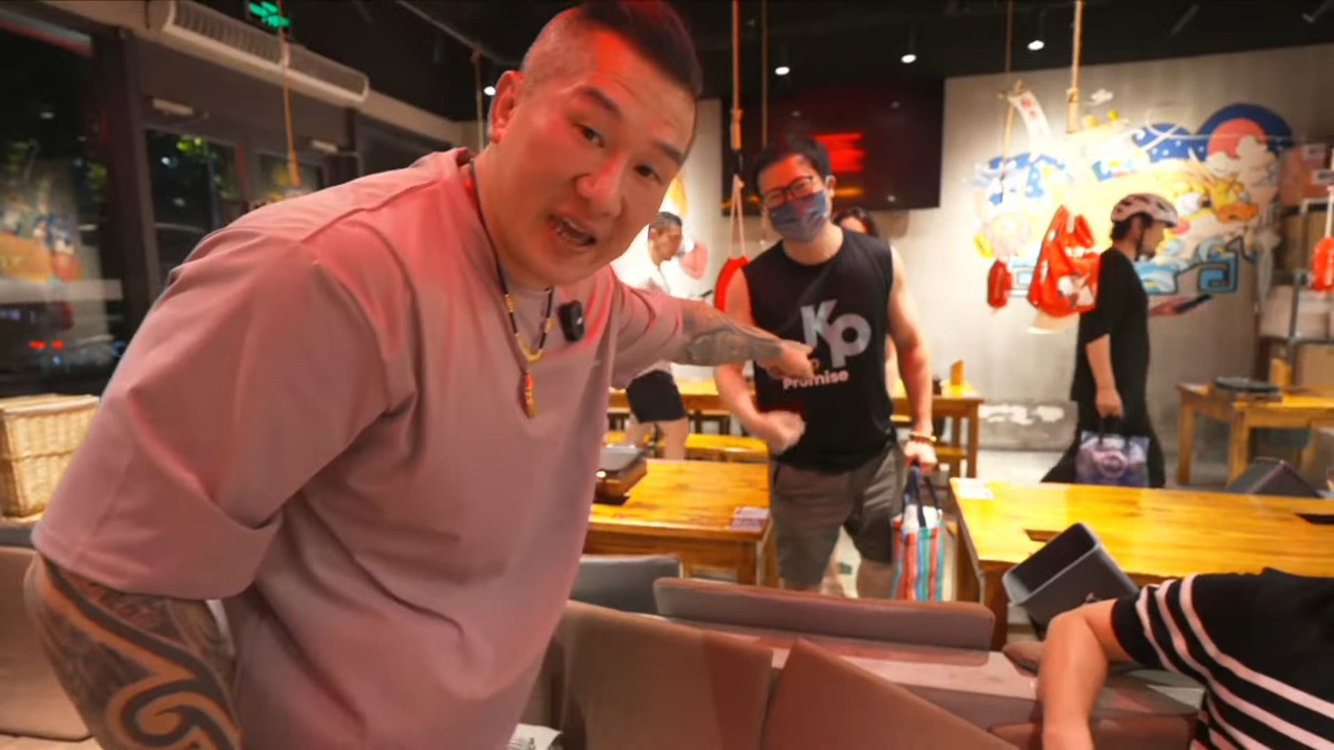 「館長」陳之漢在上海時，見到粉絲身穿「KP」衣服，讓他直呼「柯P，太感動了！」（翻攝自 館長惡名昭彰YT頻道）