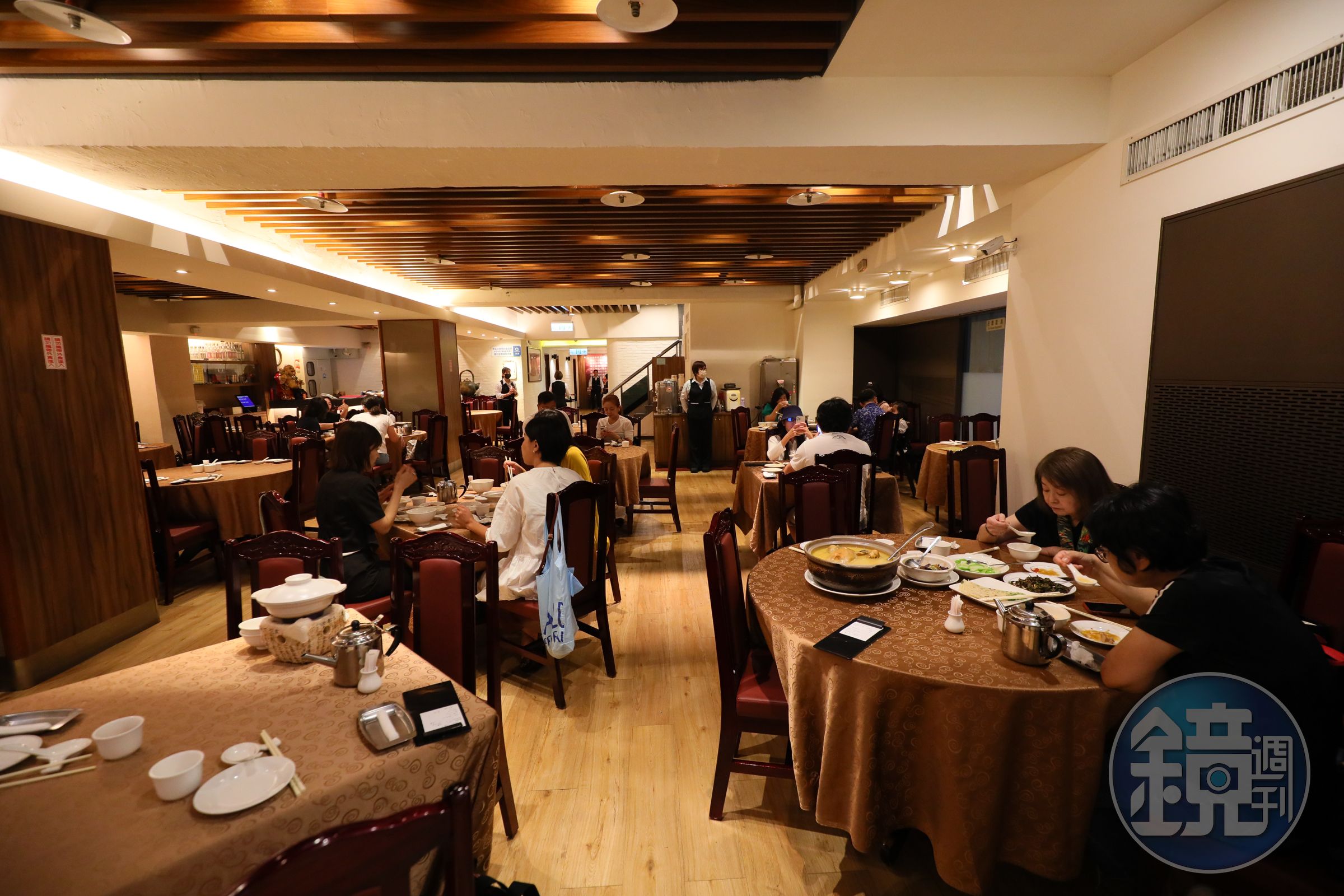 平日中午有供應小分量的「砂鍋土雞湯套餐」，每份550元起，不必揪朋友，一人也能輕鬆點。