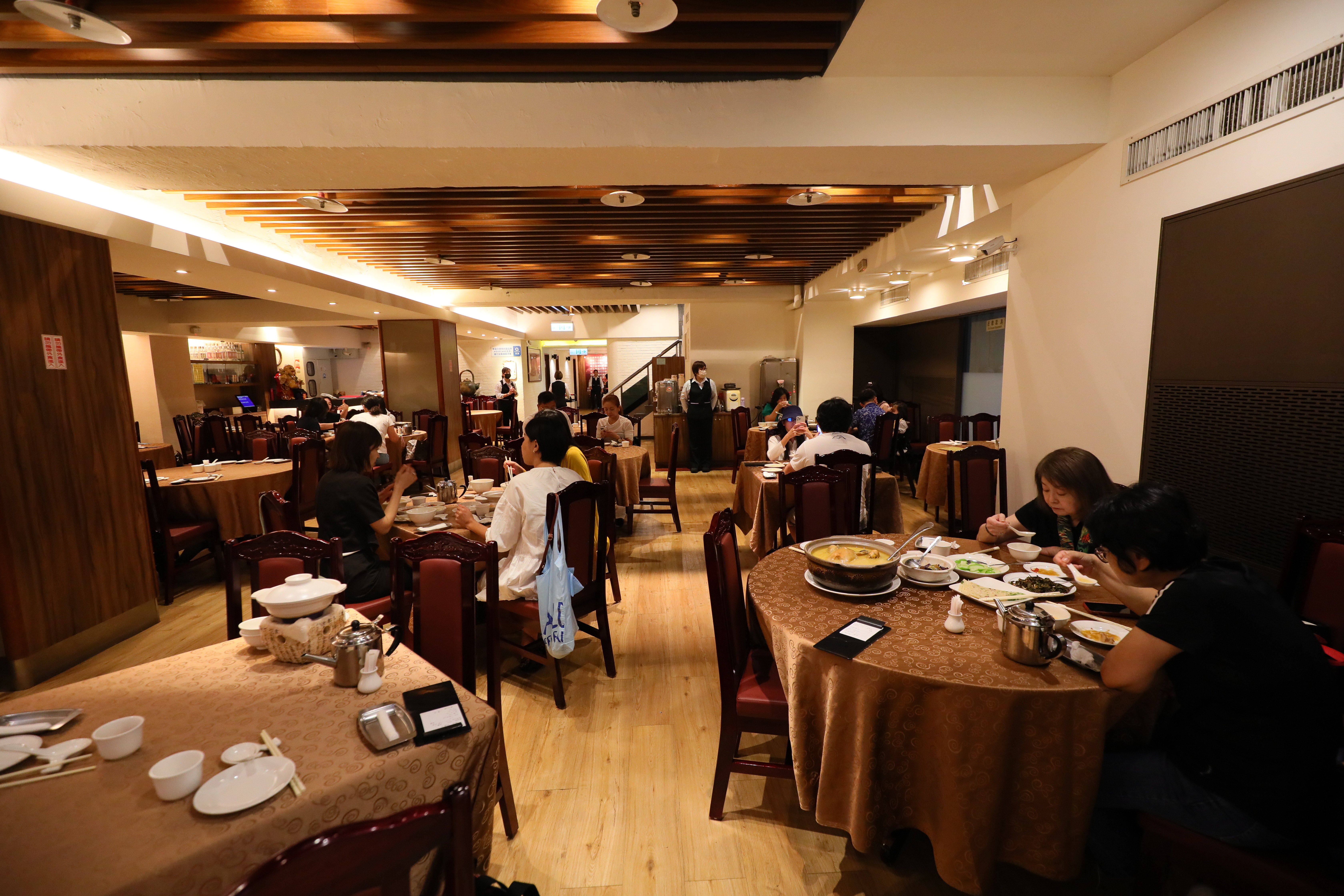 平日中午有供應小分量的「砂鍋土雞湯套餐」，每份550元起，不必揪朋友，一人也能輕鬆點。