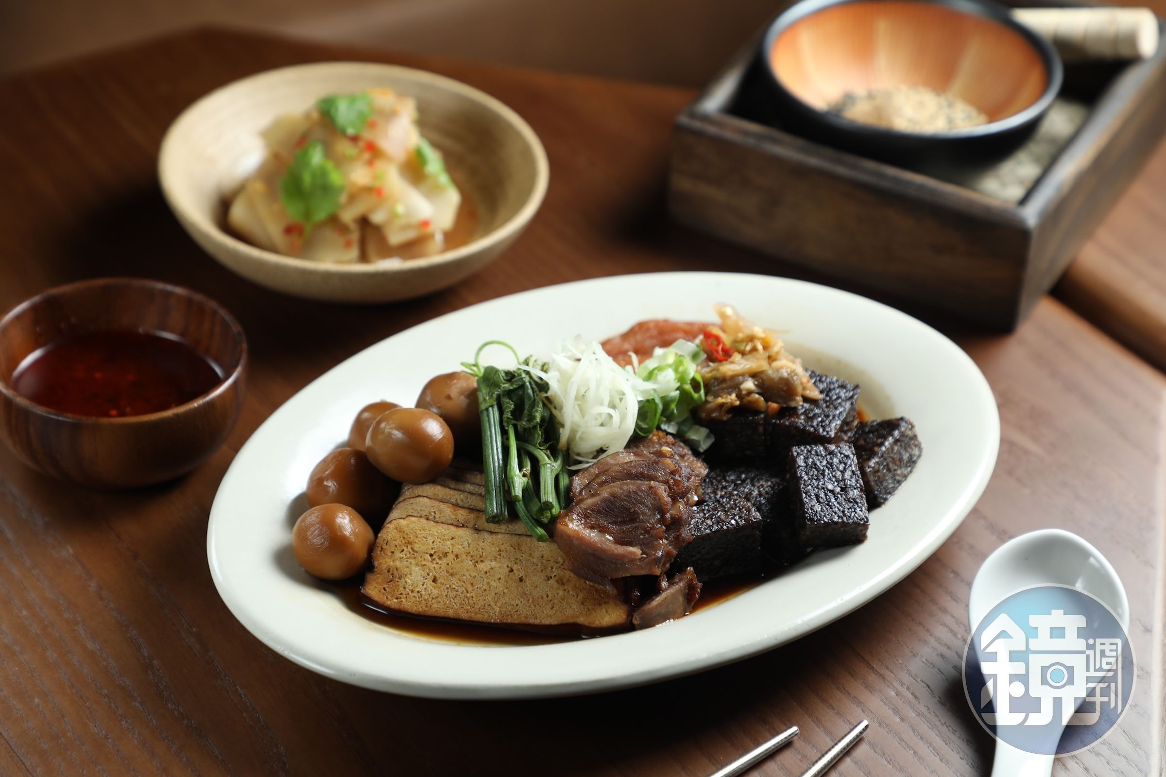 「鎮店解憂滷味盤」(320元/份)以現磨甘草椒鹽添草本辛香,「清心竹帖.玉露青筍」(320元/份)則以清甜爽脆平衡味蕾。