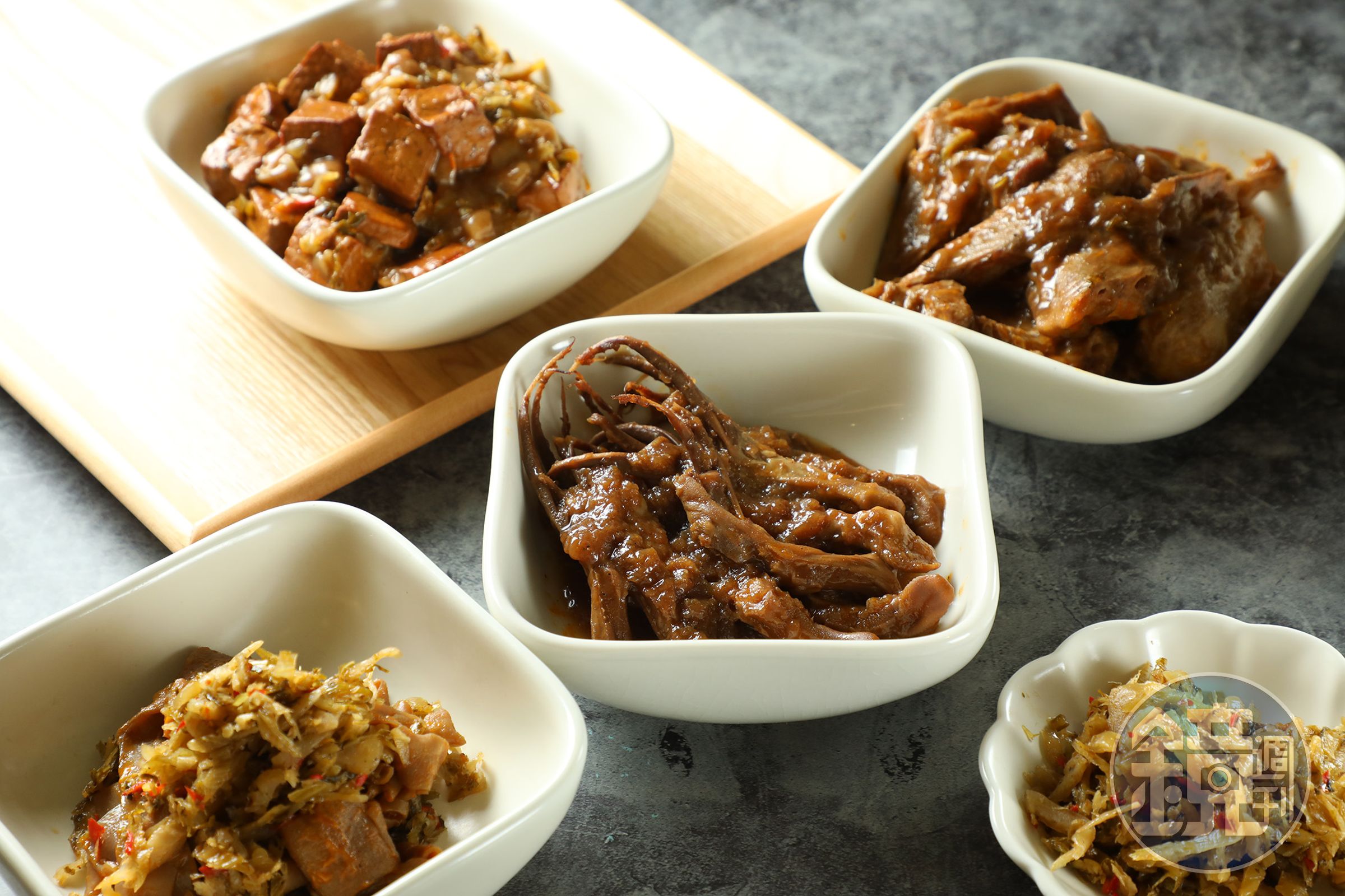 使用牛尾湯汁滷製的「豆干」(左起逆時針,110元/份)與「鴨舌」「鴨翅」「鴨腸」(皆250元/份),是店內最受歡迎的小菜。