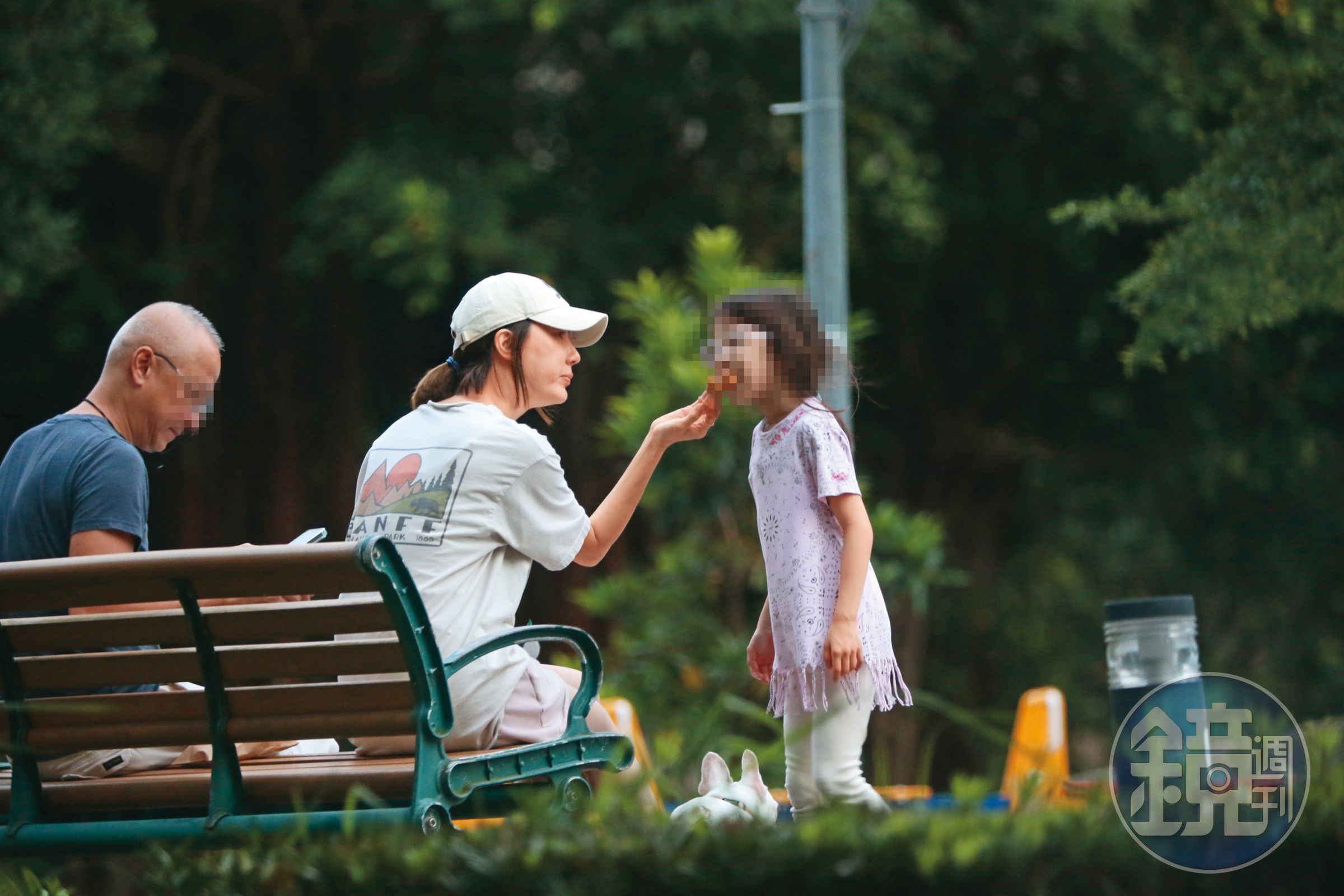 宋米秦忙著照看女兒，還細心餵食，「慈母手中雞蛋糕」的模樣洋溢滿滿疼愛。