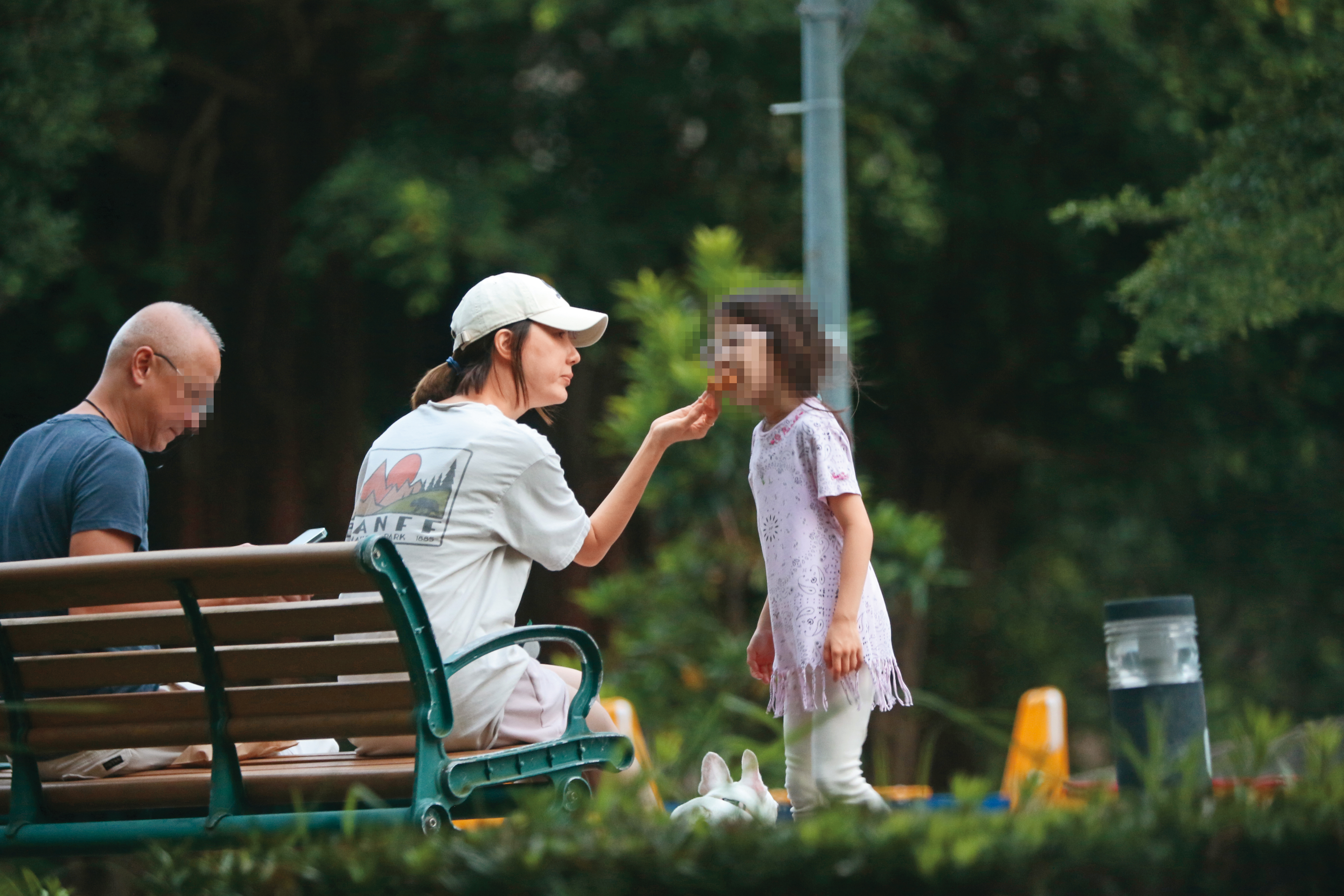 宋米秦忙著照看女兒，還細心餵食，「慈母手中雞蛋糕」的模樣洋溢滿滿疼愛。