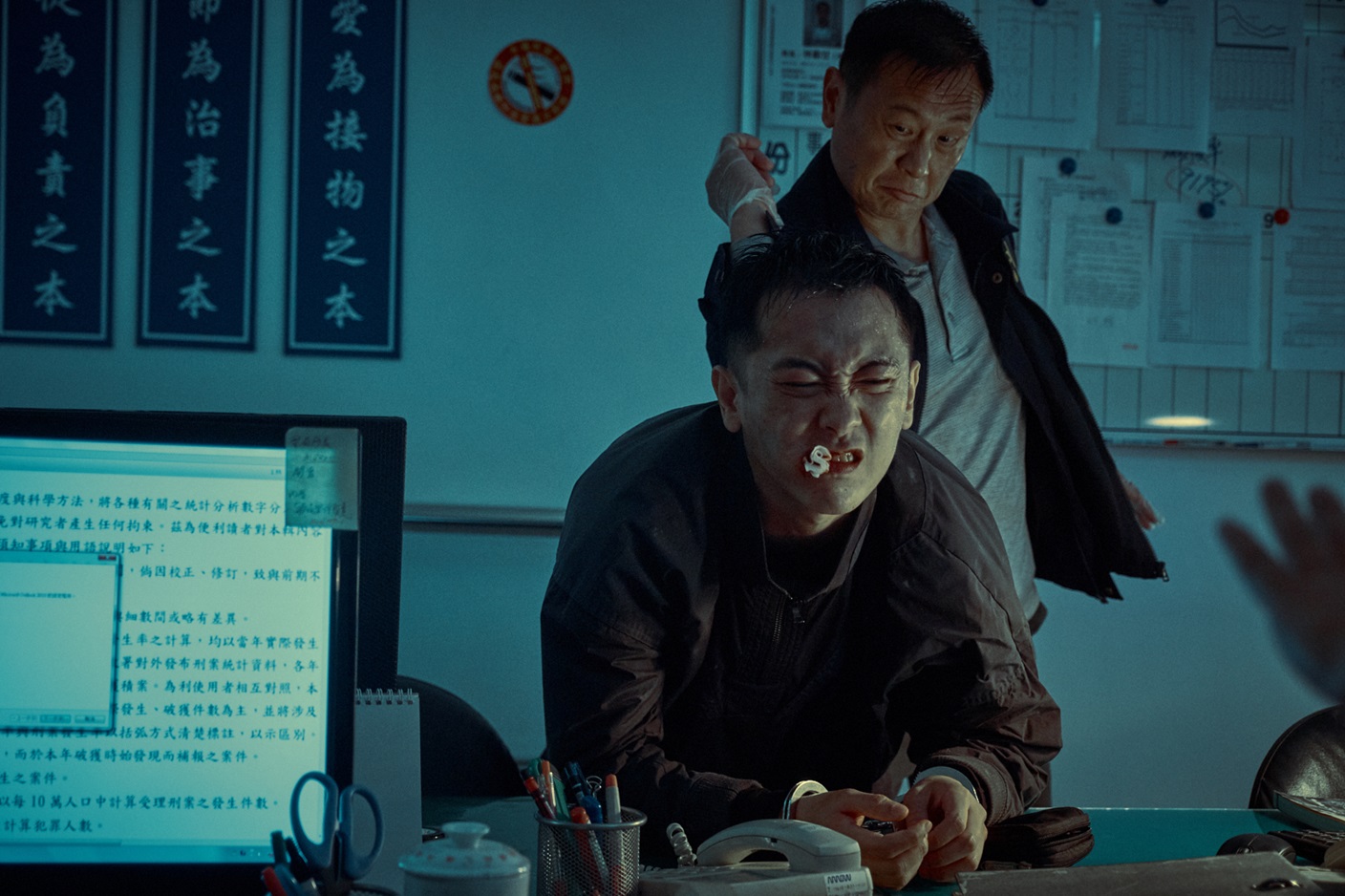 施名帥（前）在《默殺：無聲之地》飾演偷窺狂，也是命案嫌疑人，被飾演刑警的張世（後）猛力捶擊。（鴻聯國際提供)