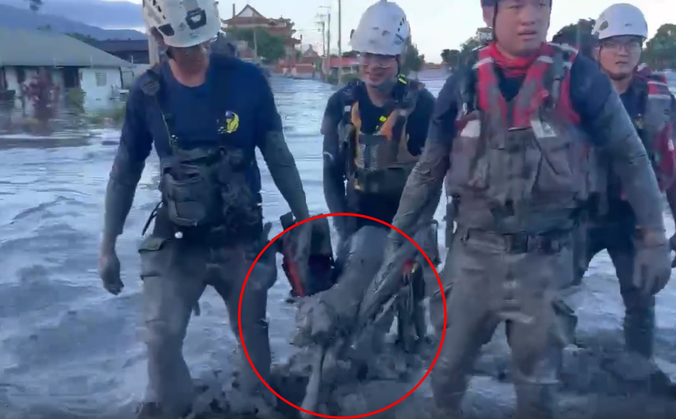 狗狗全身是泥奄奄一息、命懸一線，但眼神裡還有求生欲望，特搜隊不放棄，徒手拚命救出。（翻攝自threads／kaohsiung_city）