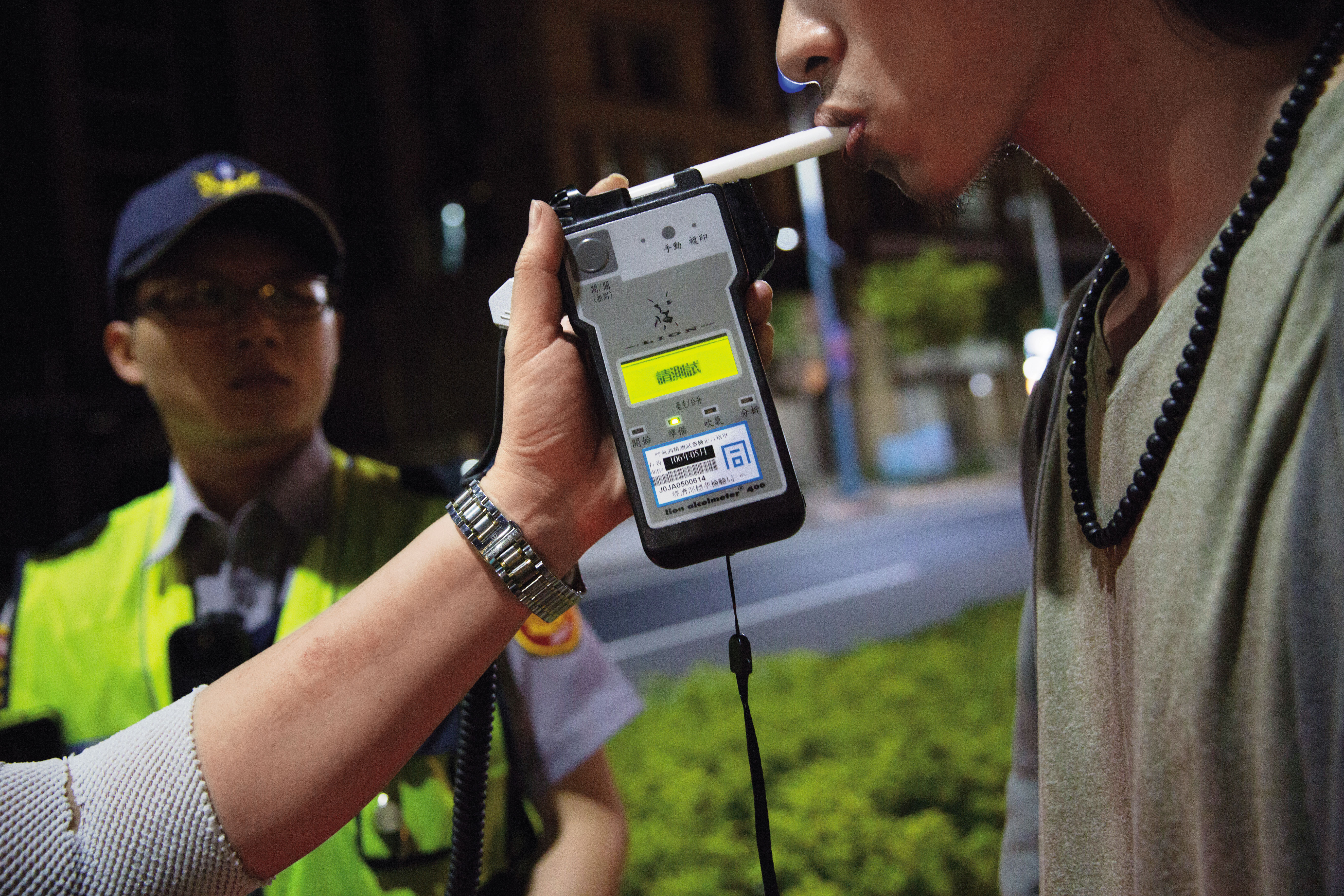 杜姓騎士接受酒測，酒測值為0，員警卻不信，要求重測。（示意圖）