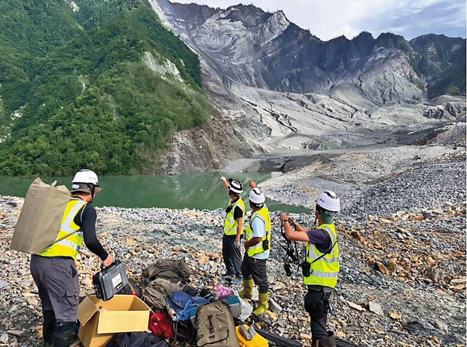 馬太鞍溪上游堰塞湖水位高漲，溪谷內土石堵塞形成大壩，專家早於災前數日警告一旦溢流，後果不堪設想。（翻攝馬太鞍溪堰塞湖監測紀實官網）