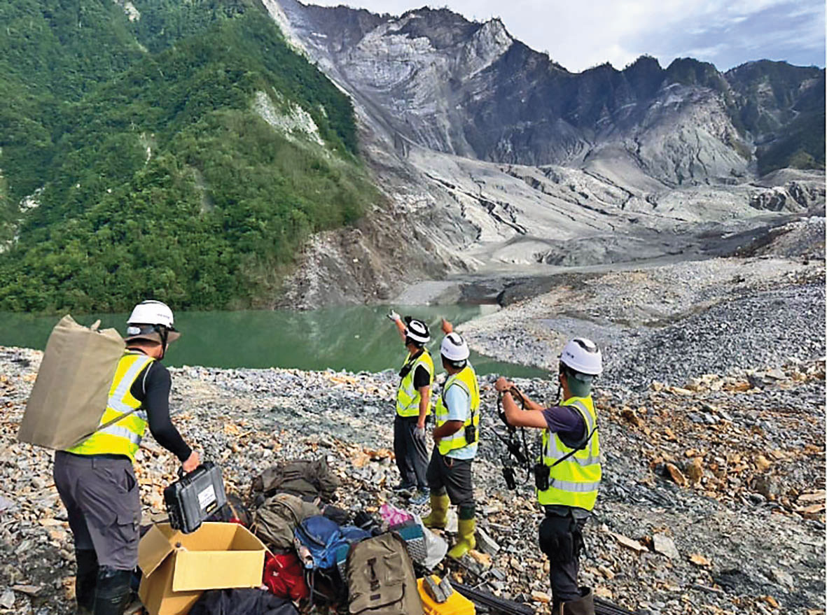 馬太鞍溪上游堰塞湖水位高漲，溪谷內土石堵塞形成大壩，專家早於災前數日警告一旦溢流，後果不堪設想。（翻攝馬太鞍溪堰塞湖監測紀實官網）