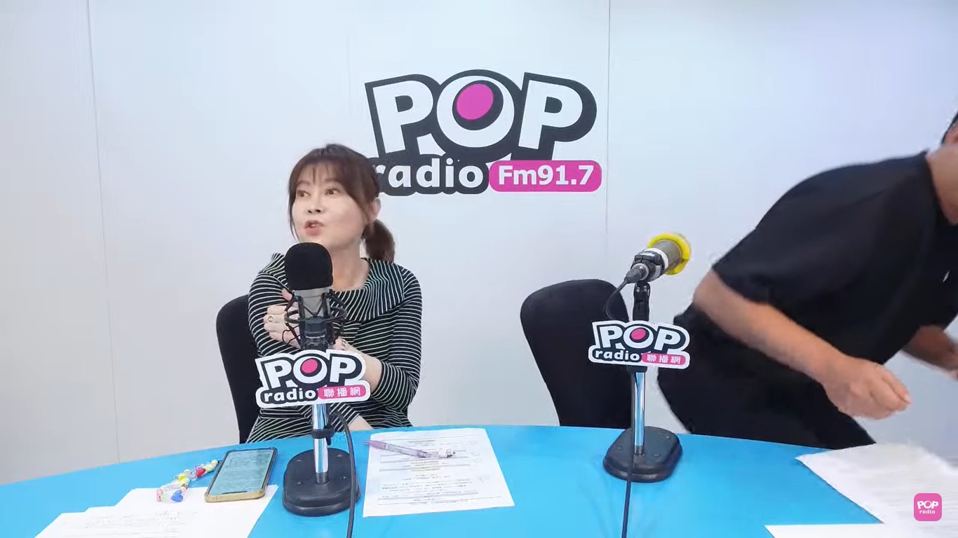 黃國昌起身離去。（翻攝POP Radio聯播網 官方頻道）