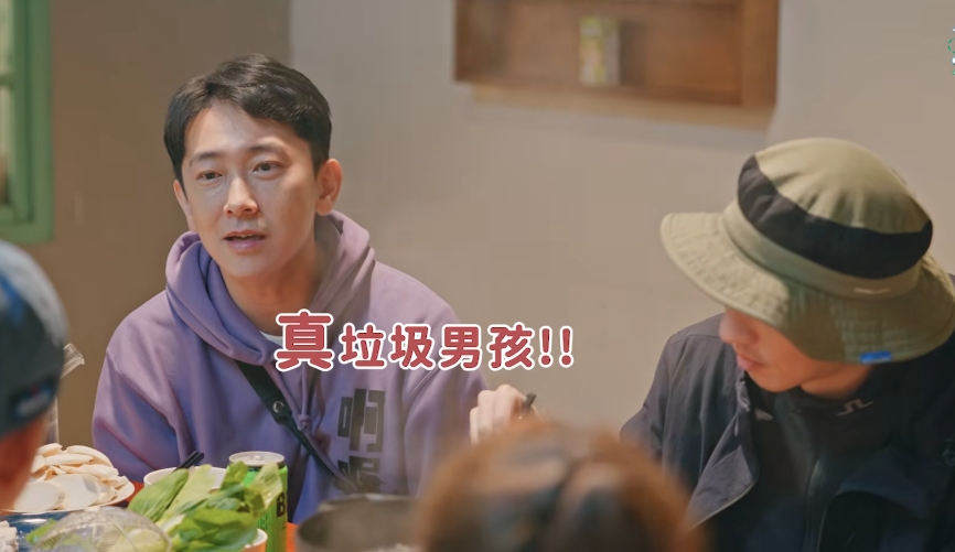 傅孟柏（右）受好友施名帥（左）邀請，擔任實境節目《啊喔！最Kiang駐村小隊2》首位明星小幫手，展現相識20年的深厚友誼。（翻攝自youtube／客家電視 HakkaTV）