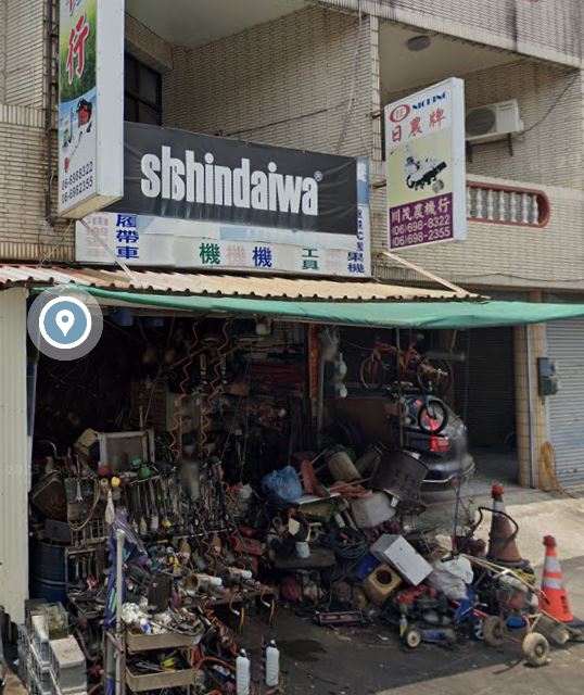 google街景圖可見該處擺放許多農機具雜物。（翻攝google maps）