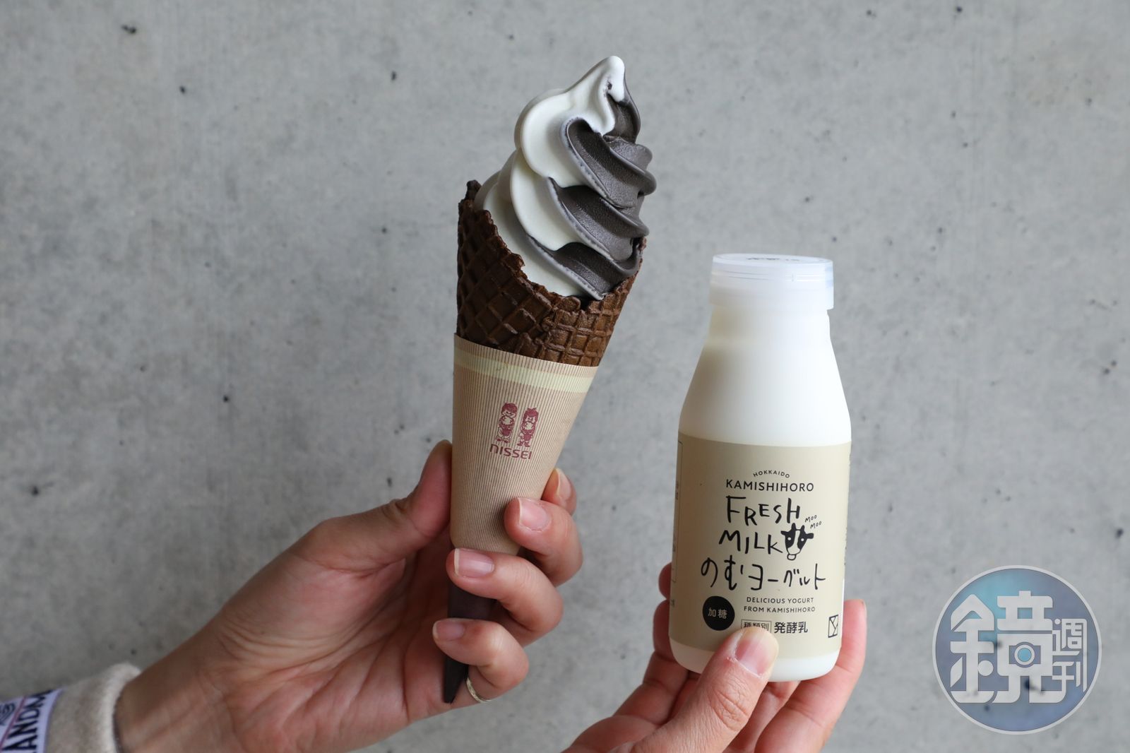 必定要點霜淇淋及鮮乳。（左，綜合霜淇淋480日圓／支，約NT$99；右，鮮乳300日圓／瓶，約NT$62）