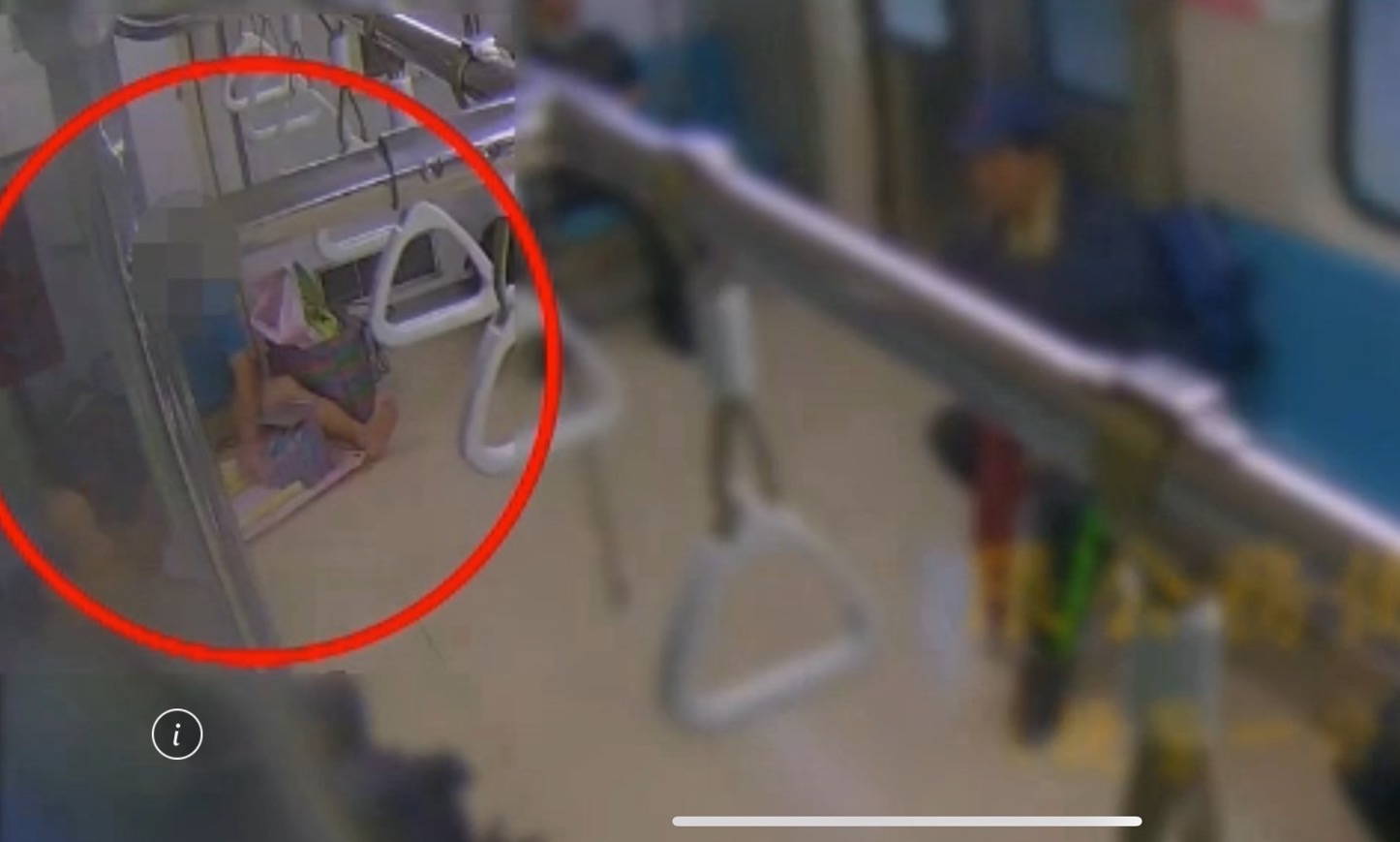 老翁坐在捷運車廂地板上，並拿出菜刀削桂竹筍。（翻攝畫面）