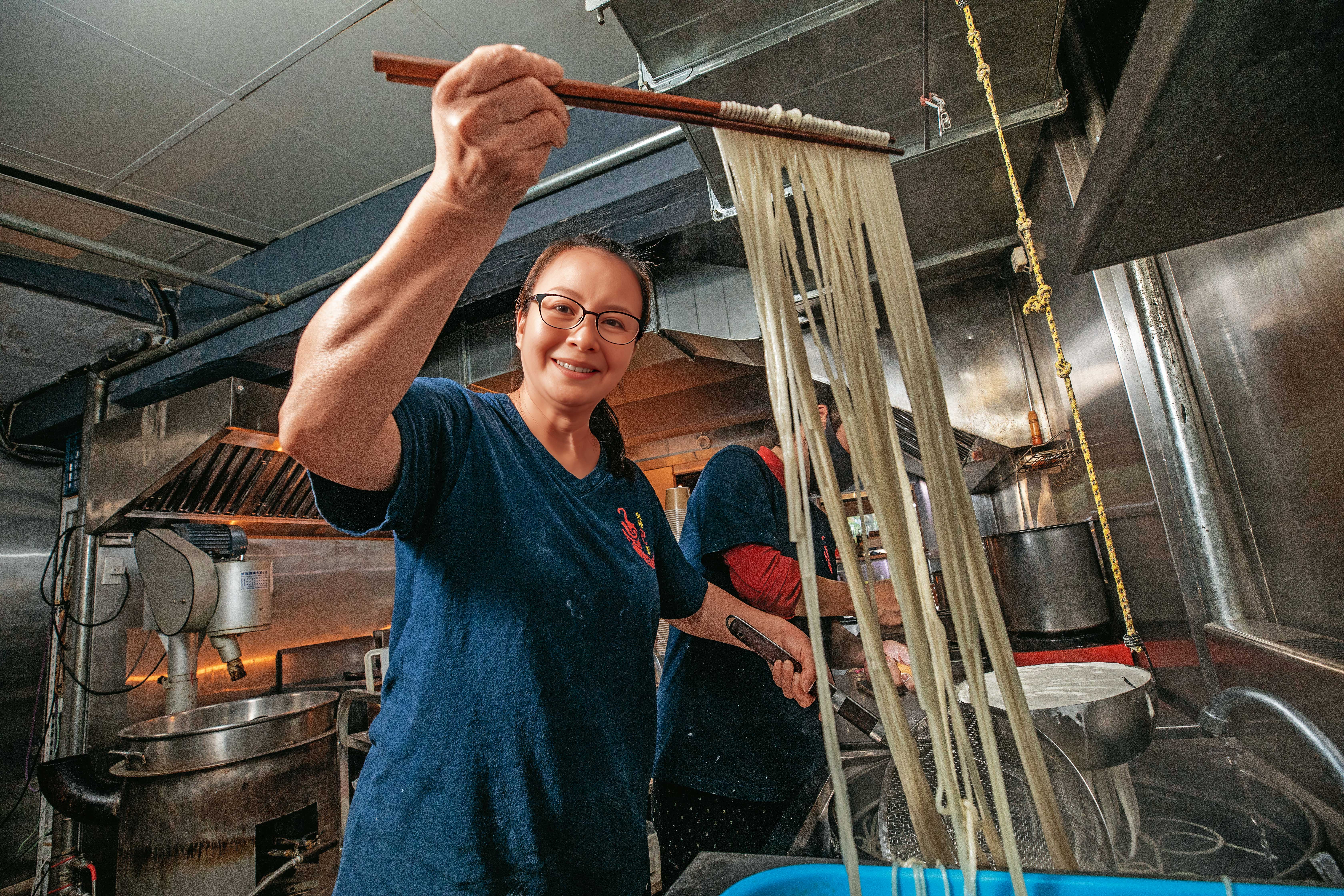 高瑜含主打手做粉條，與市售酸辣粉做出差異化，讓她創業以來始終賺錢。